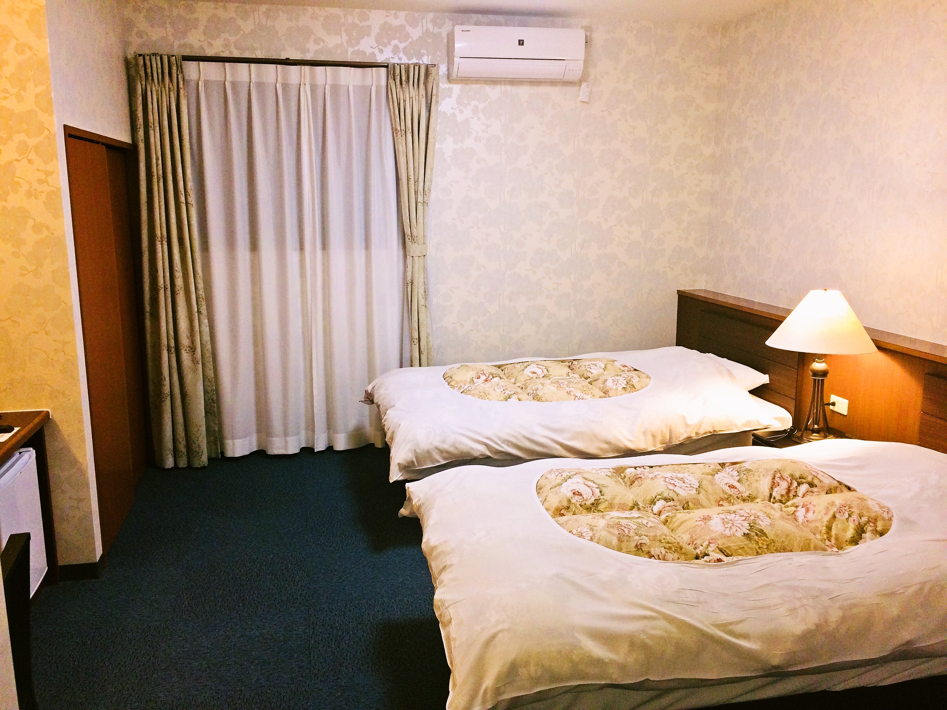 Western-style twin room