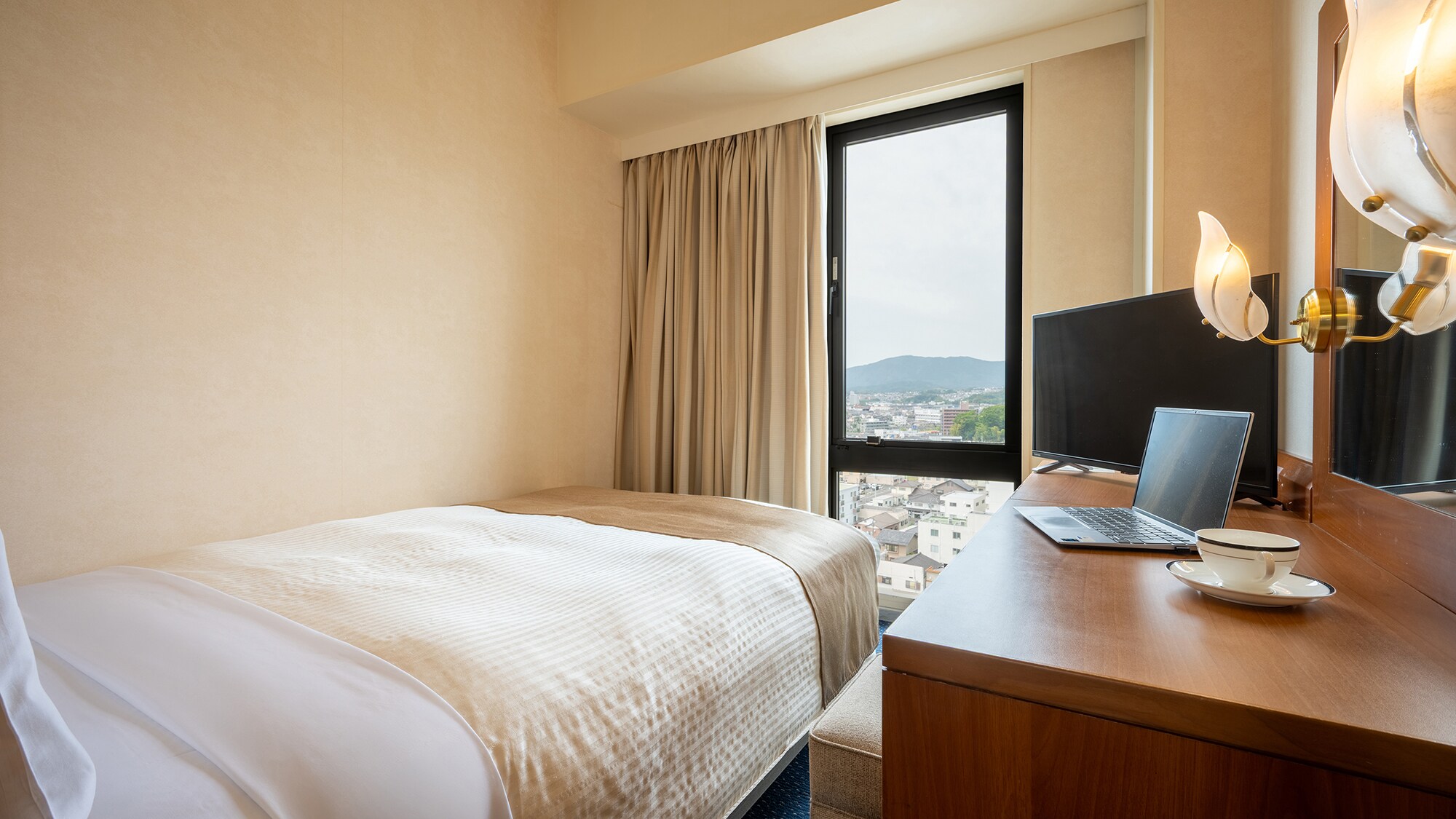 [Standard: Semi-double] Free Wi-Fi and high-speed LAN are available, making it ideal for business trips.