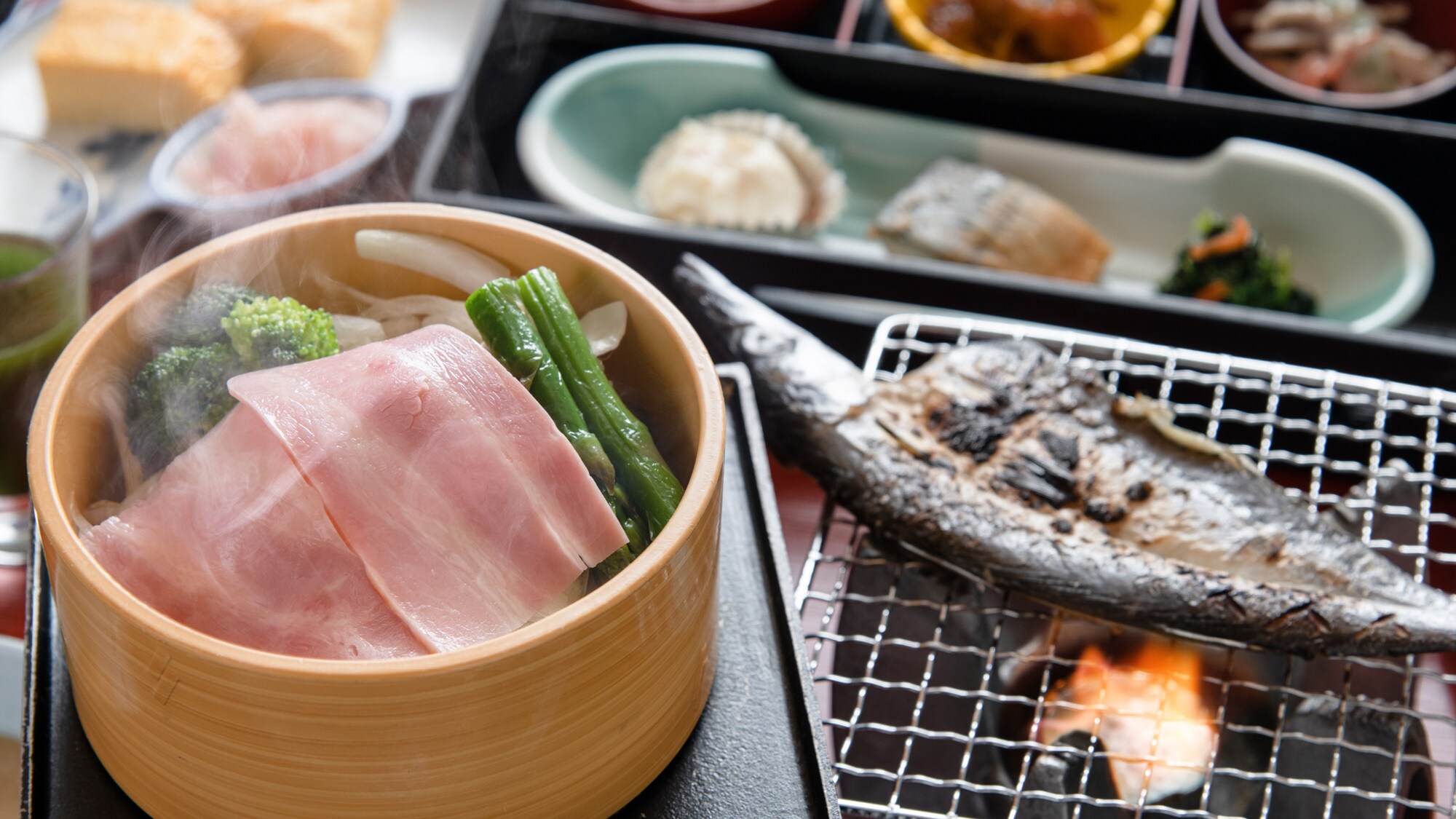 *[Bữa sáng] Bữa sáng gồm có cá khô, một món ăn đặc trưng của các thị trấn đánh cá (ví dụ)