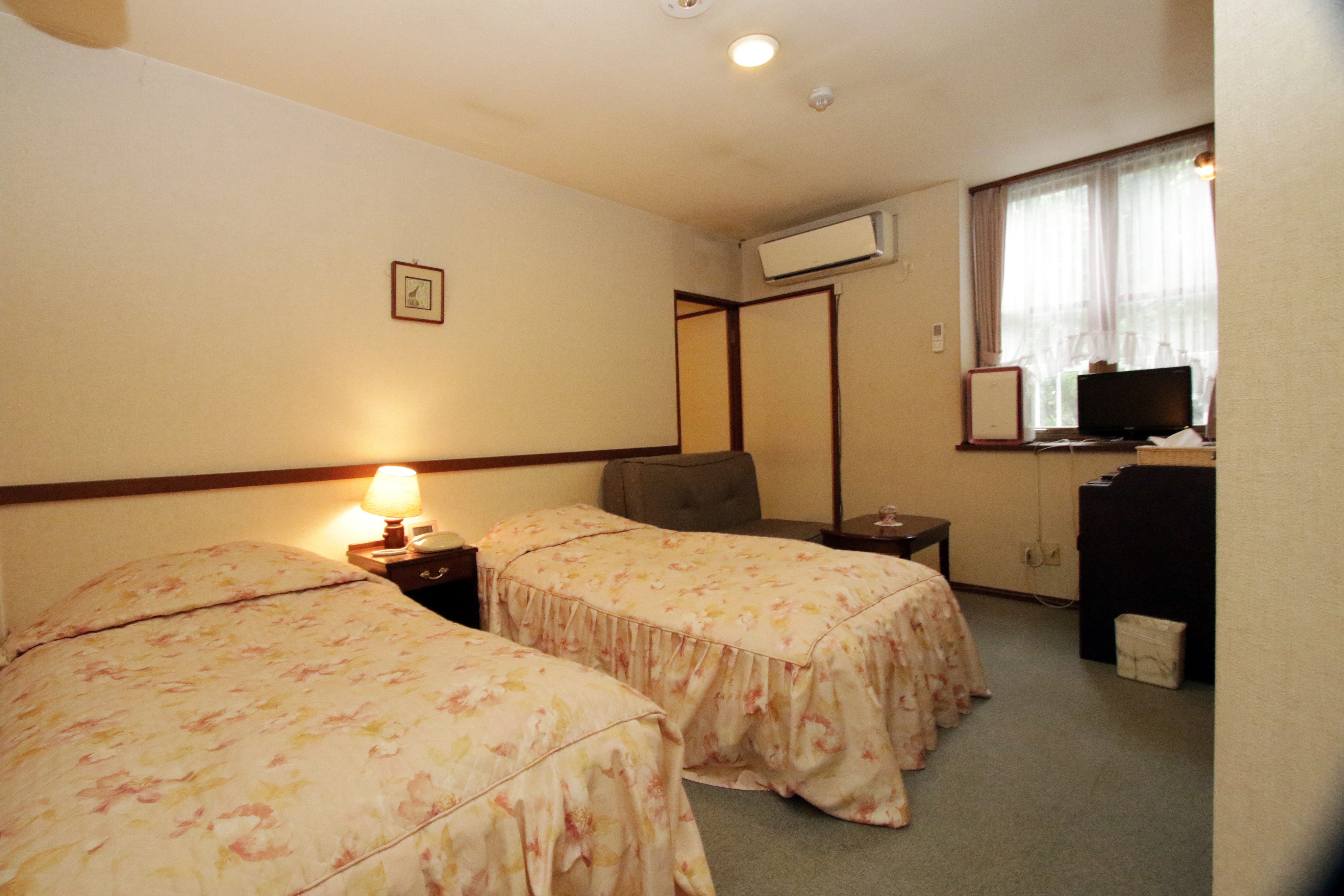 Connecting Room 2