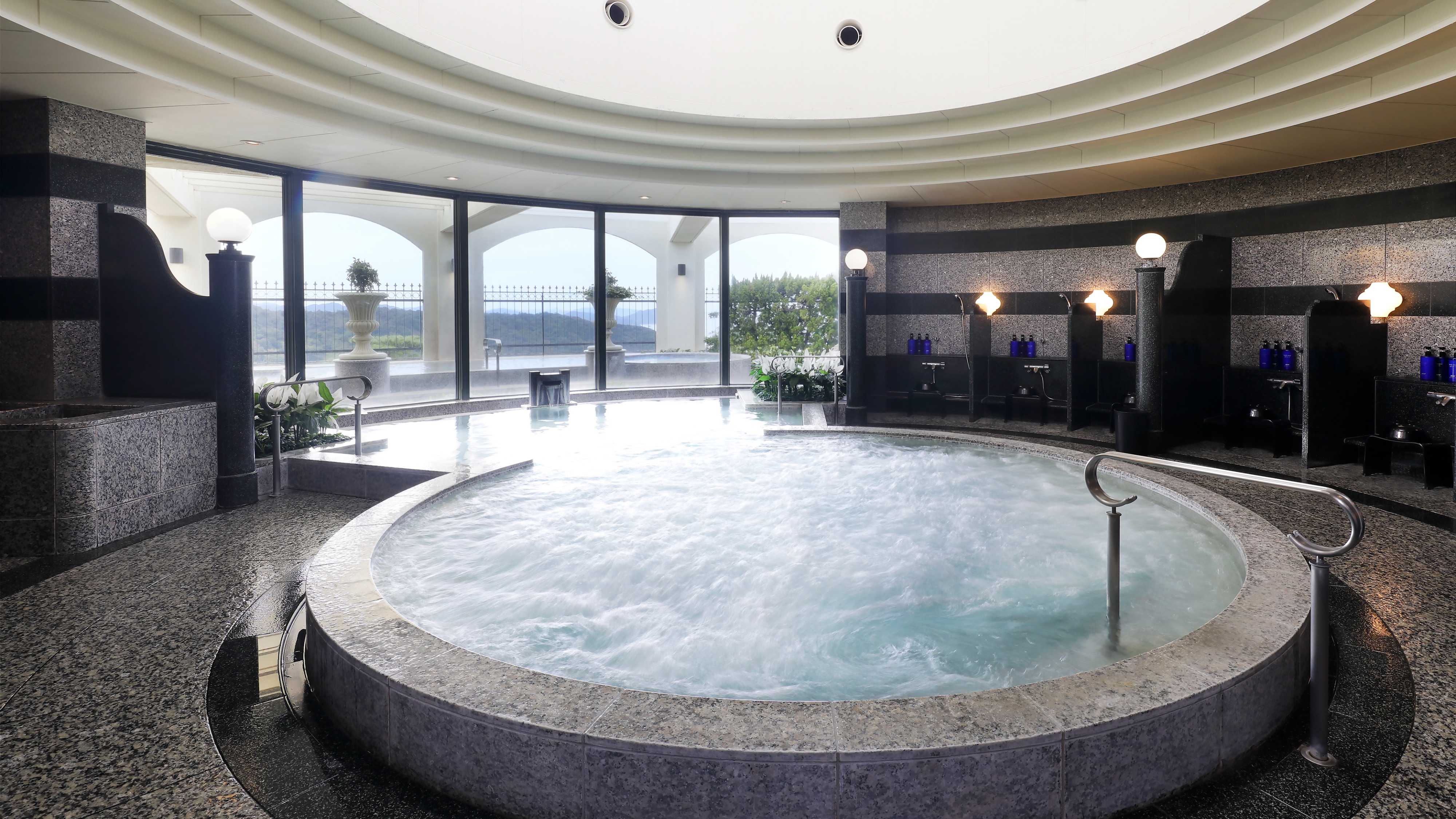 Bạn có thể kiểm tra trạng thái đám đông trong spa trên ứng dụng.