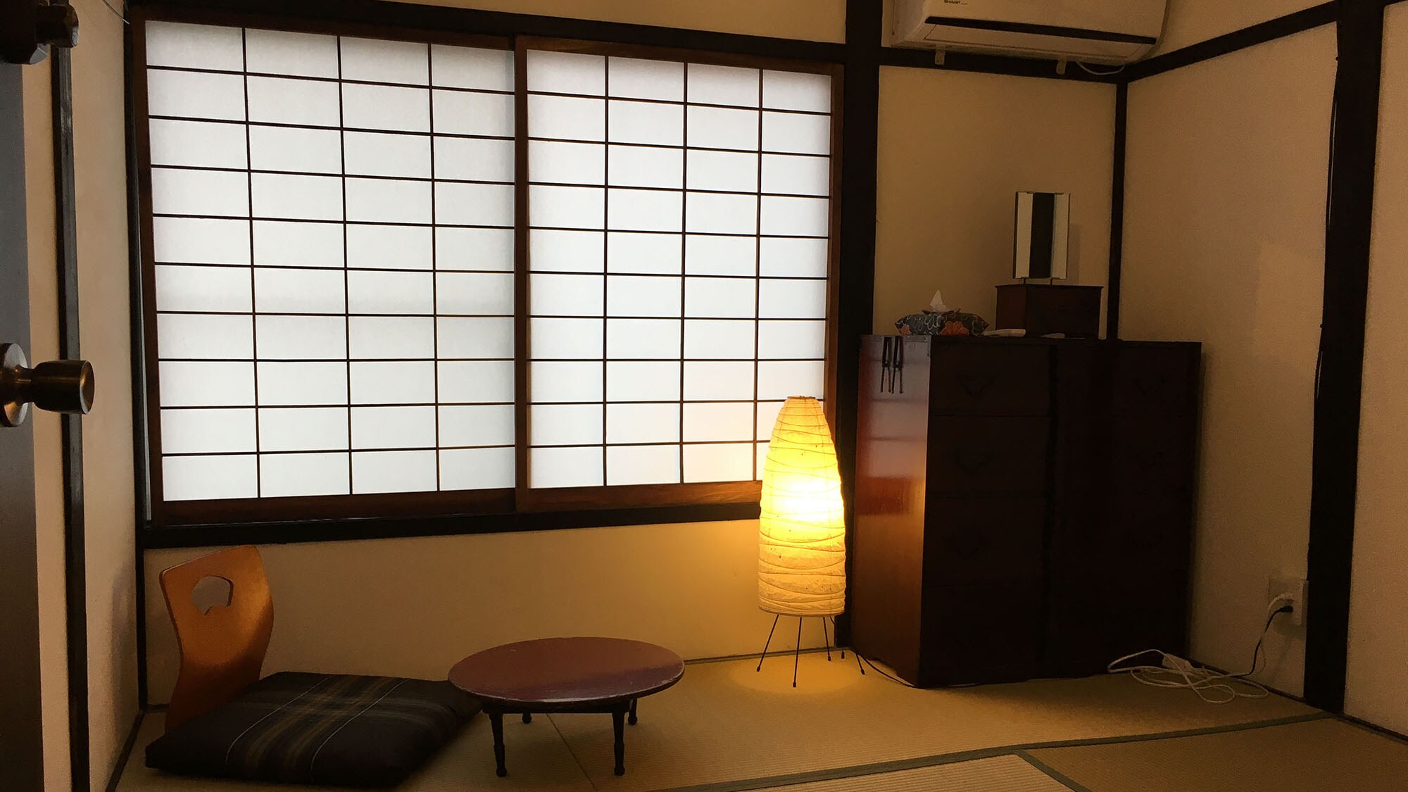 ・[Private room/Japanese-style single room] You can stay in a room with white plaster walls on a futon.