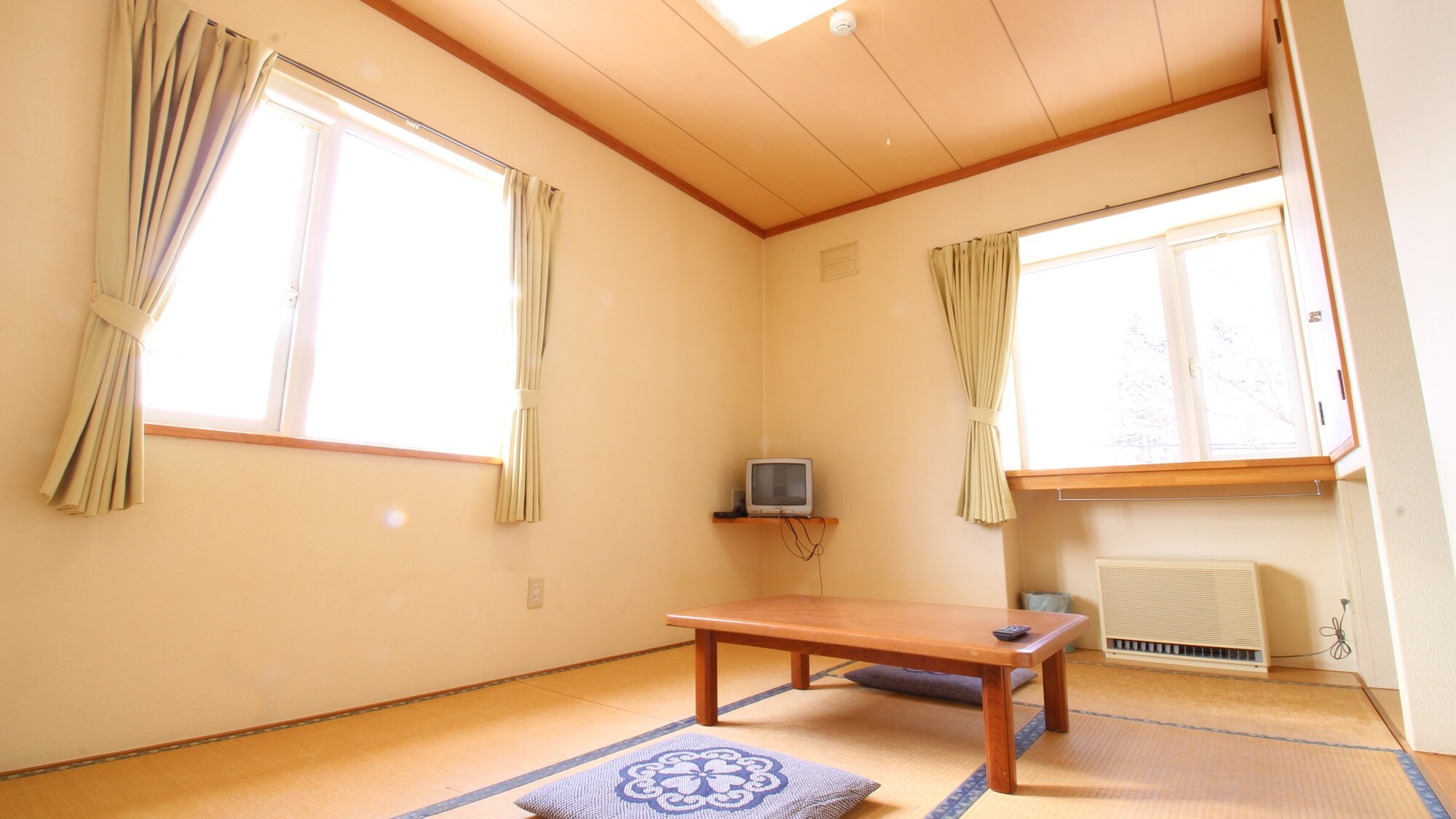 * Kamar bergaya Jepang dengan 6 tikar tatami / Tergantung pada orientasi ruangan, ada juga ruangan dengan pencahayaan dua sisi, sehingga Anda dapat menikmati cahaya alami yang lembut dan perasaan terbuka.