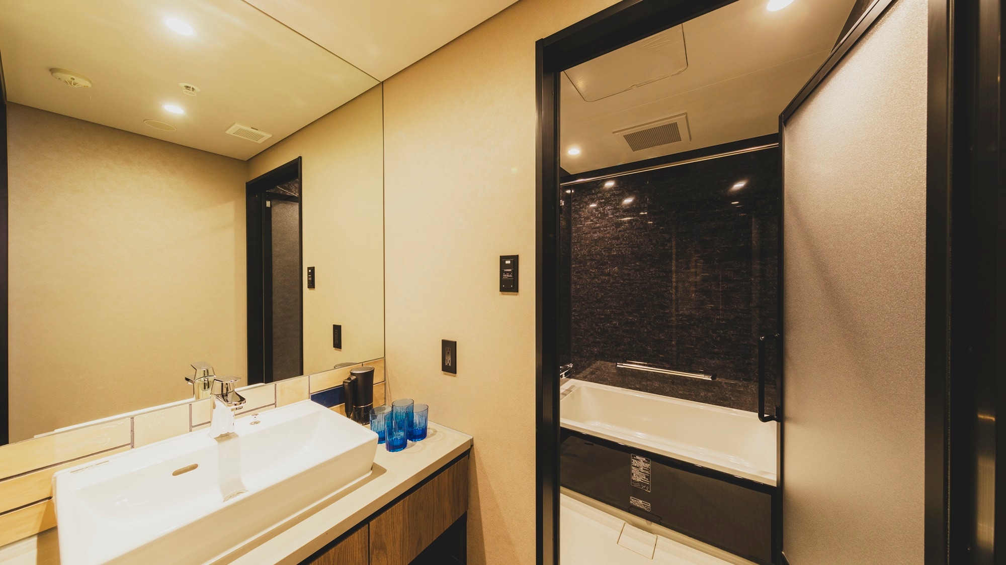 [Deluxe Family Bunk] The bathroom, washroom, and toilet are all separate.