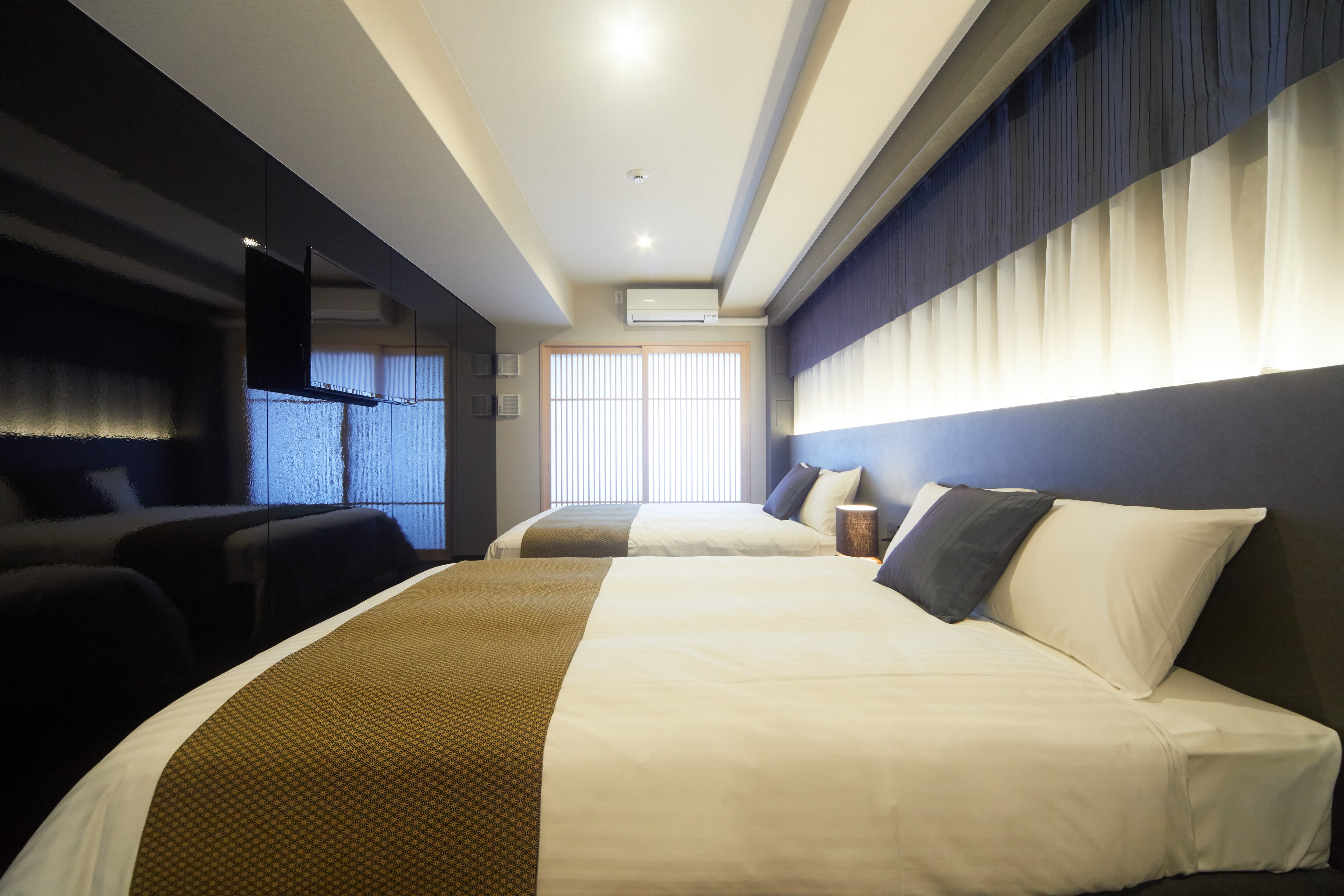 Deluxe Twin Theater Black Guest Room