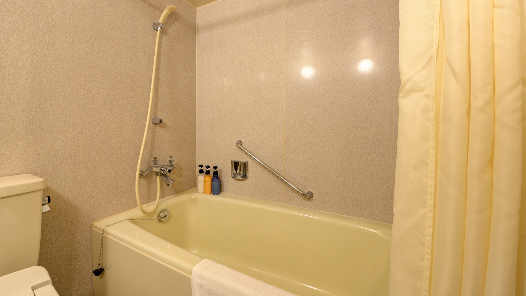 *Western-style room 30-36m2 (with bath/toilet with bidet): A unit bath is available.
