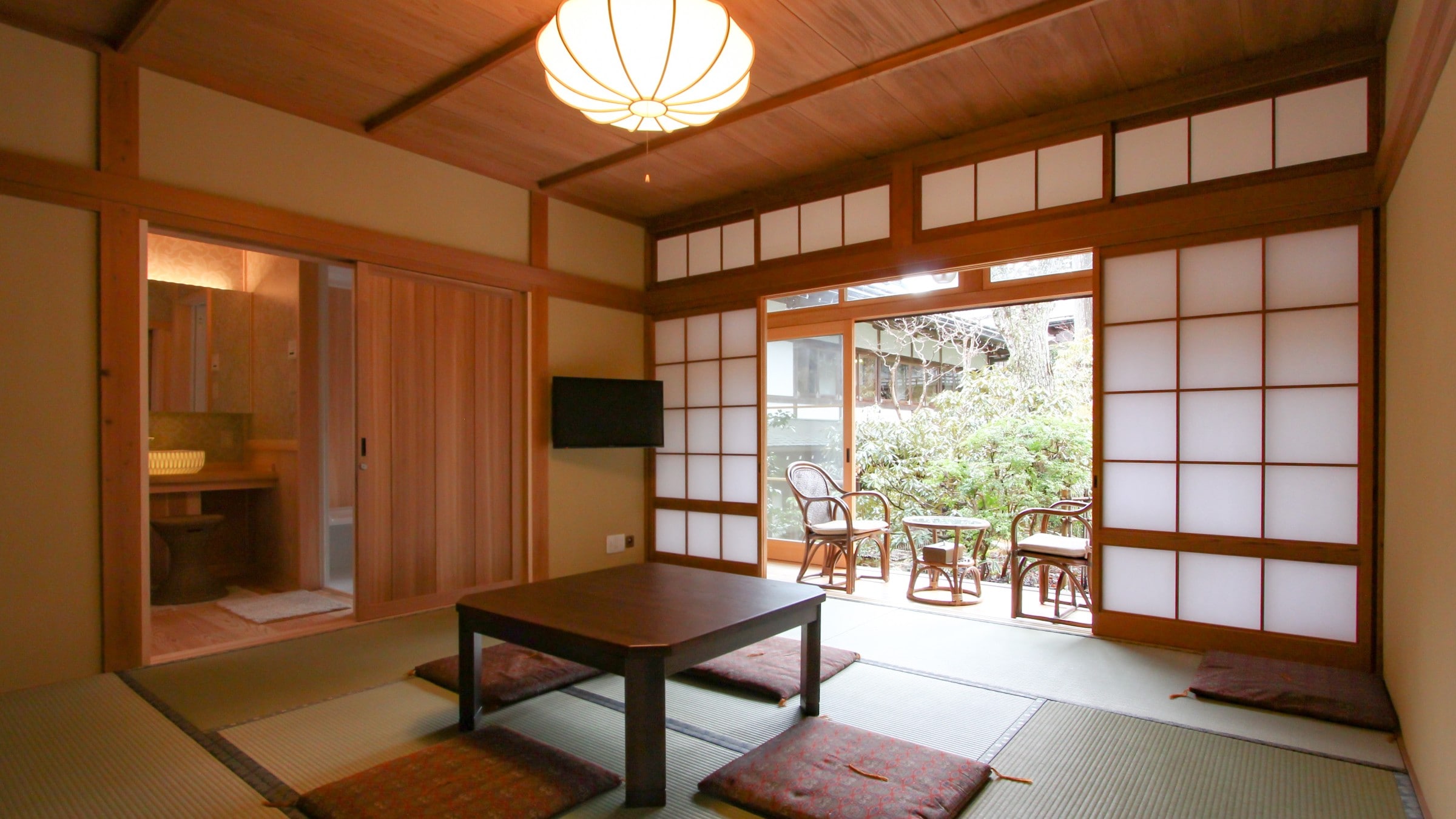 An example of an advanced Japanese-style room (with bath and toilet)