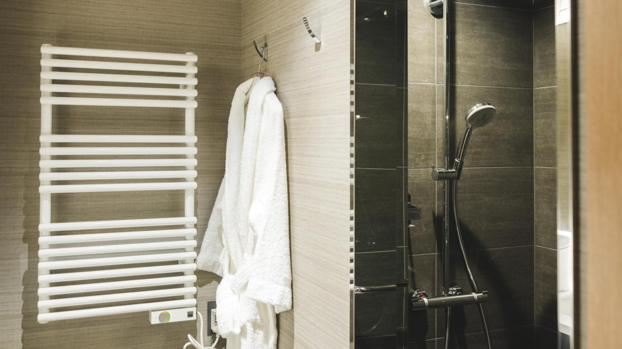 ◆West Wing Deluxe Room with Open-Air Bath | There is no direct connection from the shower booth to the open-air bath in the guest room.