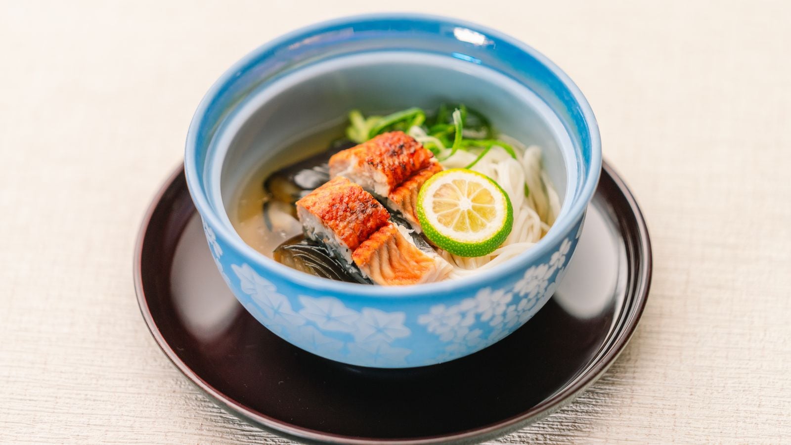 烤鰻魚、荷蘭茄子和冷麵