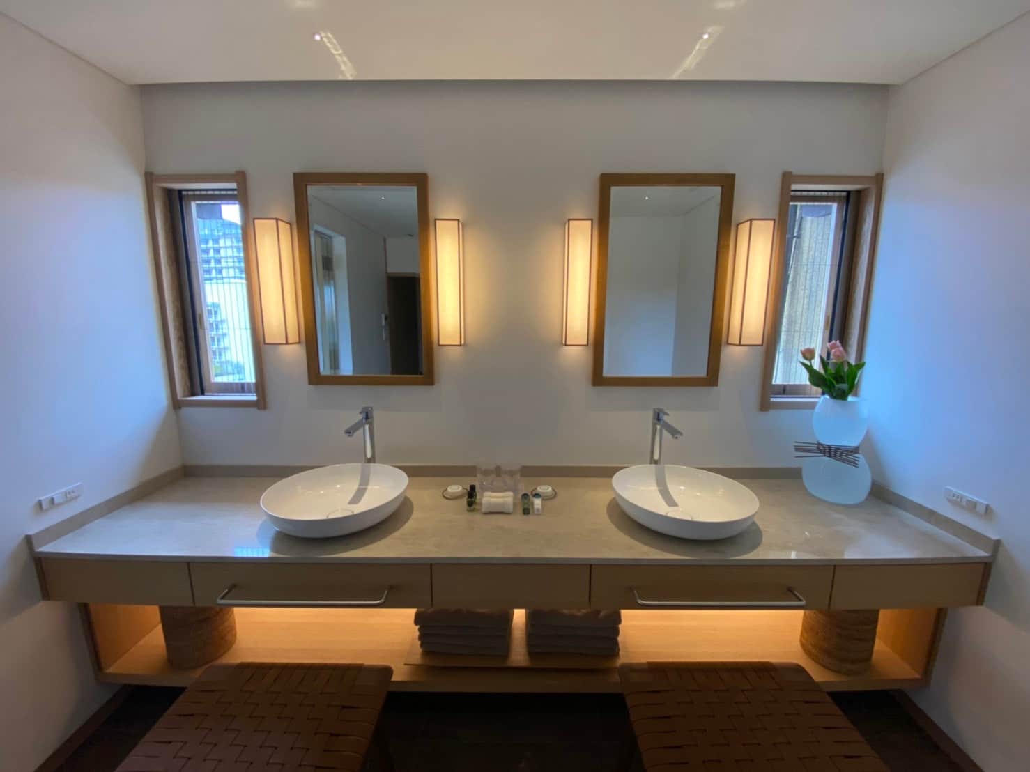 Aoi Futaba "washbasin"