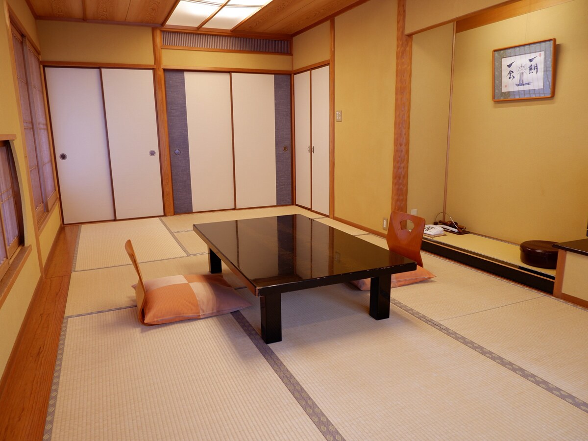 這是一間日式房間。所有房型都有廁所♪