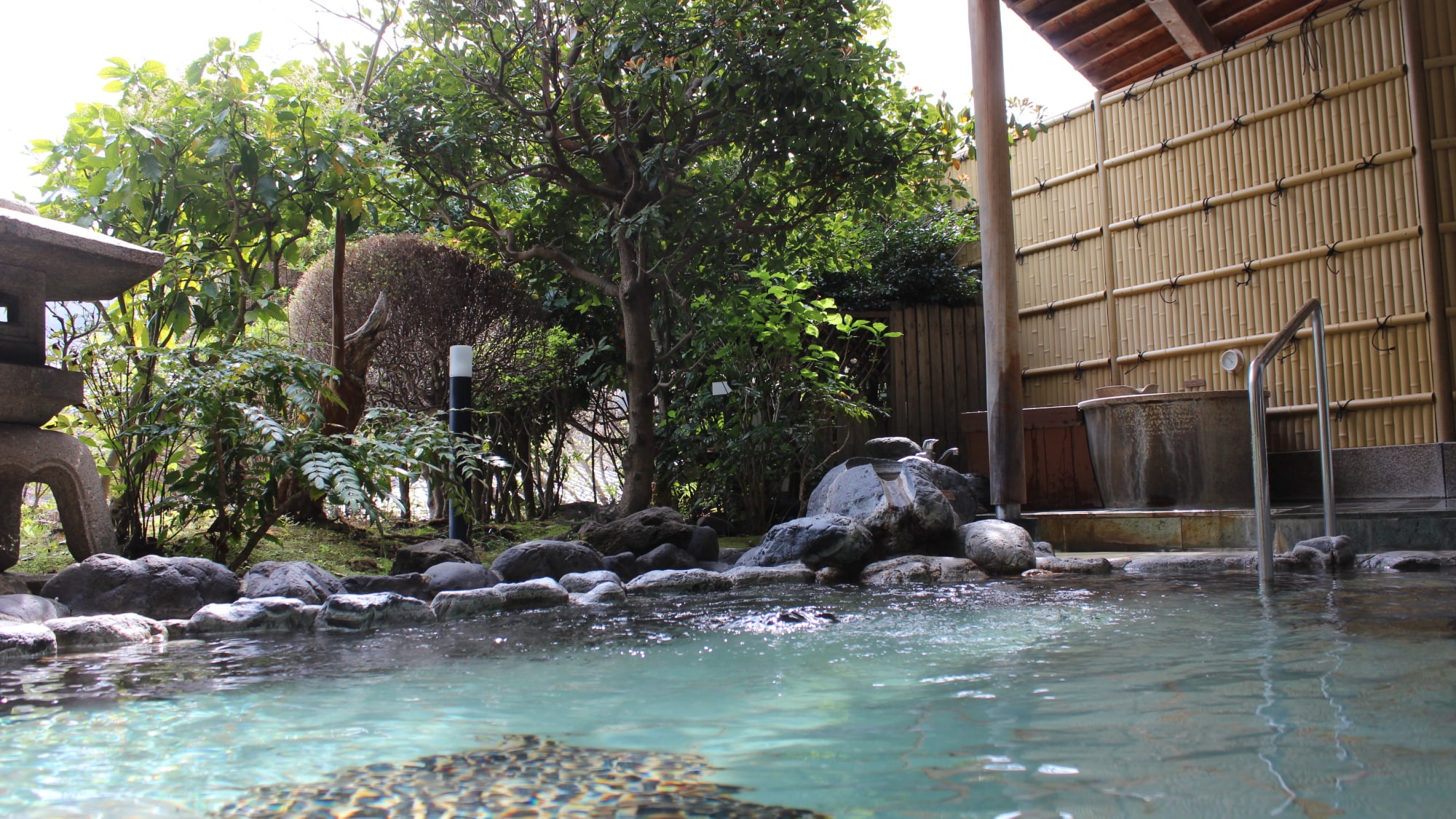 [Men's open-air bath] Enjoy the changing of the seasons while relaxing in the hot water.