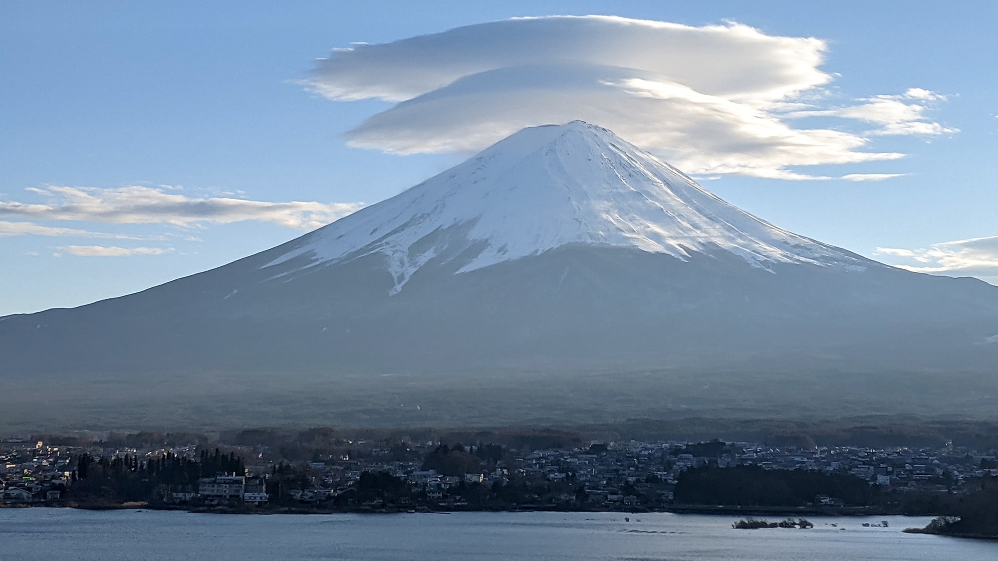 ・Has clouds that occasionally appear near the summit of Mt. Fuji