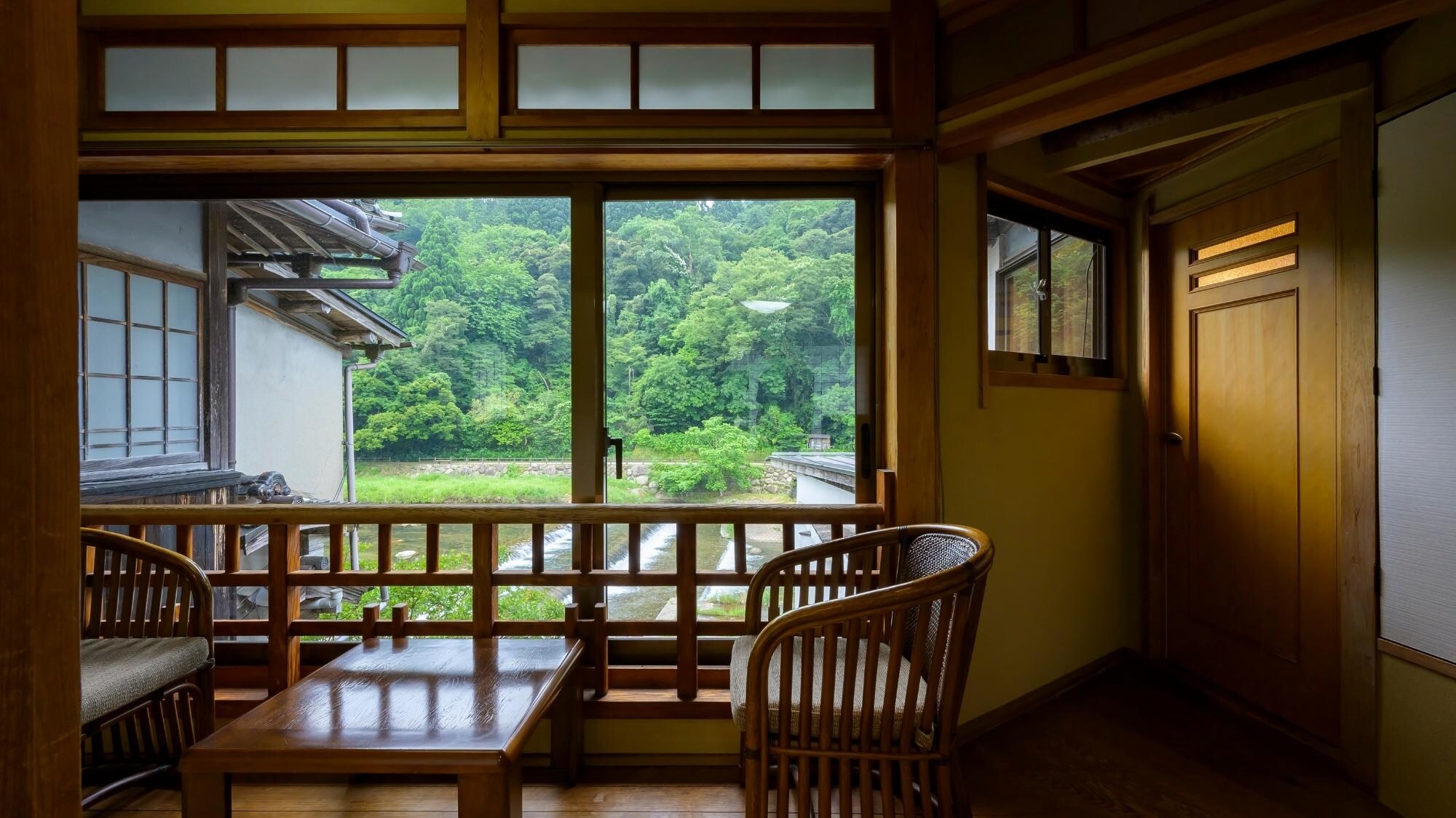 位于酒店顶层的准特别客房【南天之间】，您可以从日式客房和浴室欣赏三德川和山脉的四季景色。