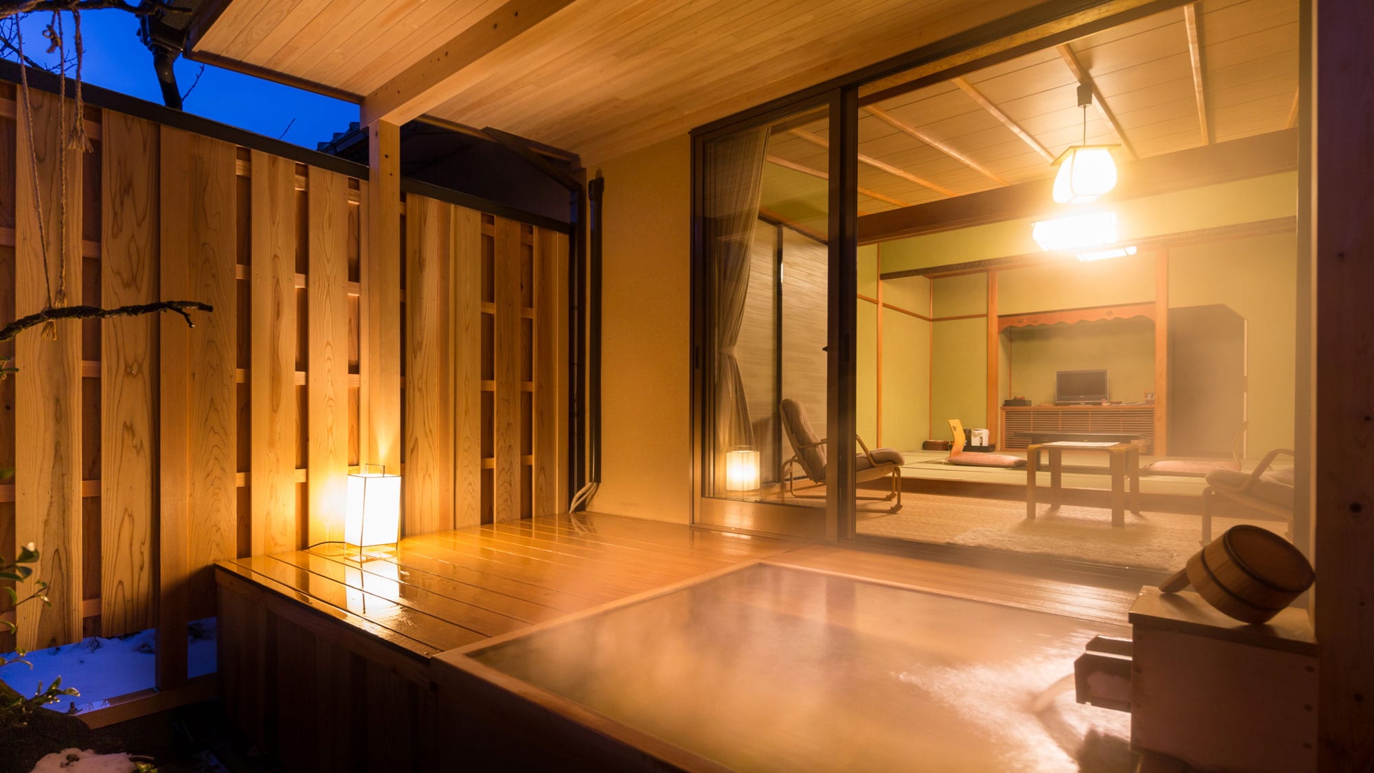 A guest room with an open-air hot spring bath [Yamabuki]. Relax in the spacious open-air bath.