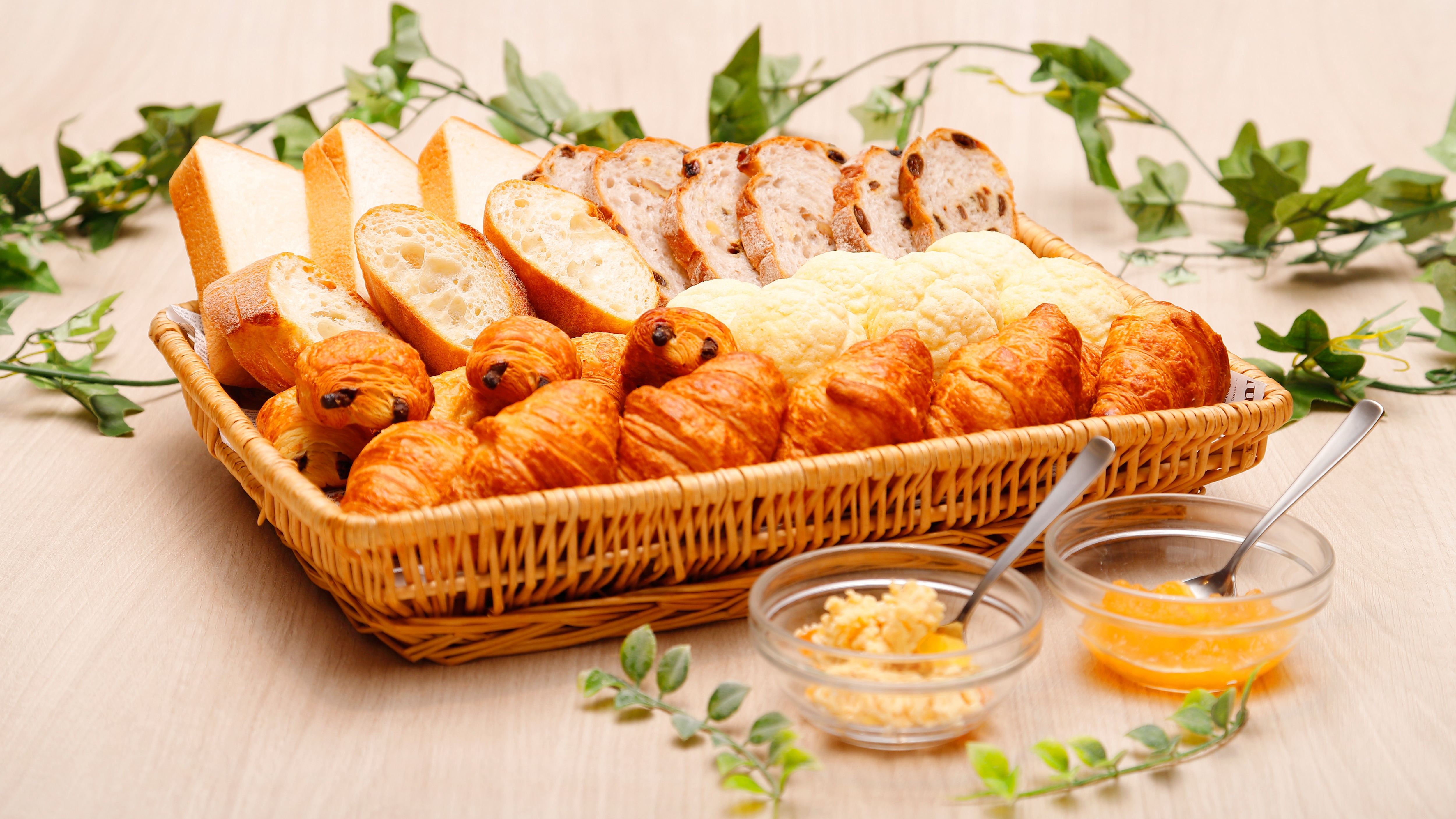 Aneka roti (6 jenis), selai apel buatan sendiri, selai apel buatan sendiri