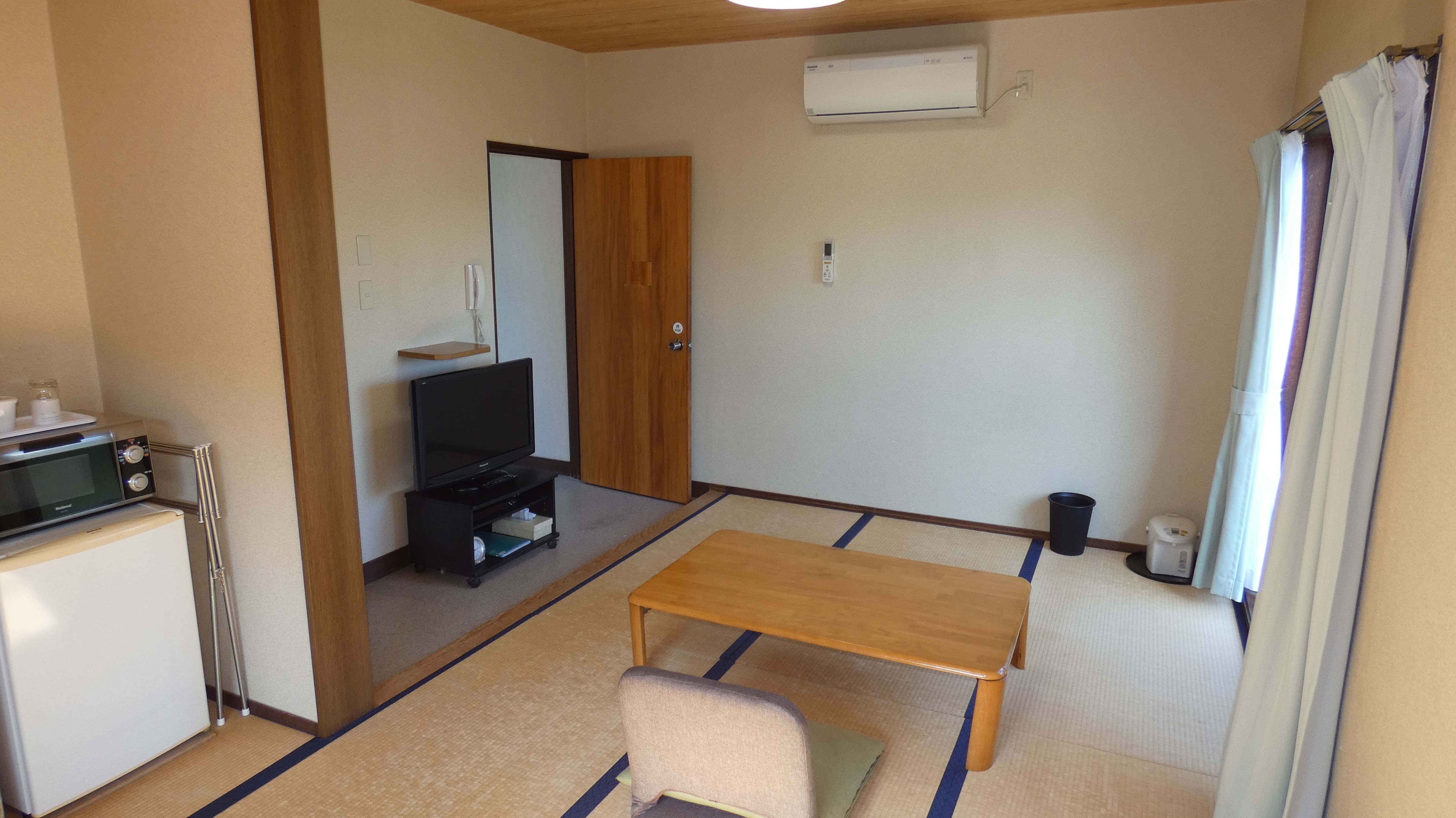 Privately reserved [Japanese-style room 12 tatami mats] Up to 5 people OK Table space