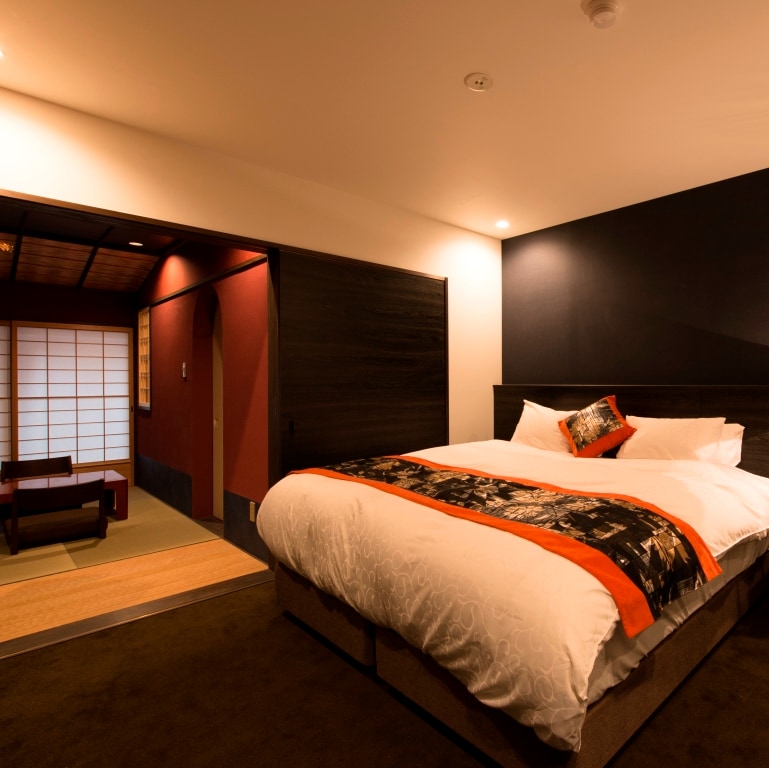 A Japanese-Western style room with a small courtyard and an open-air bath in a Kyoto townhouse [Shiraume] 37㎡