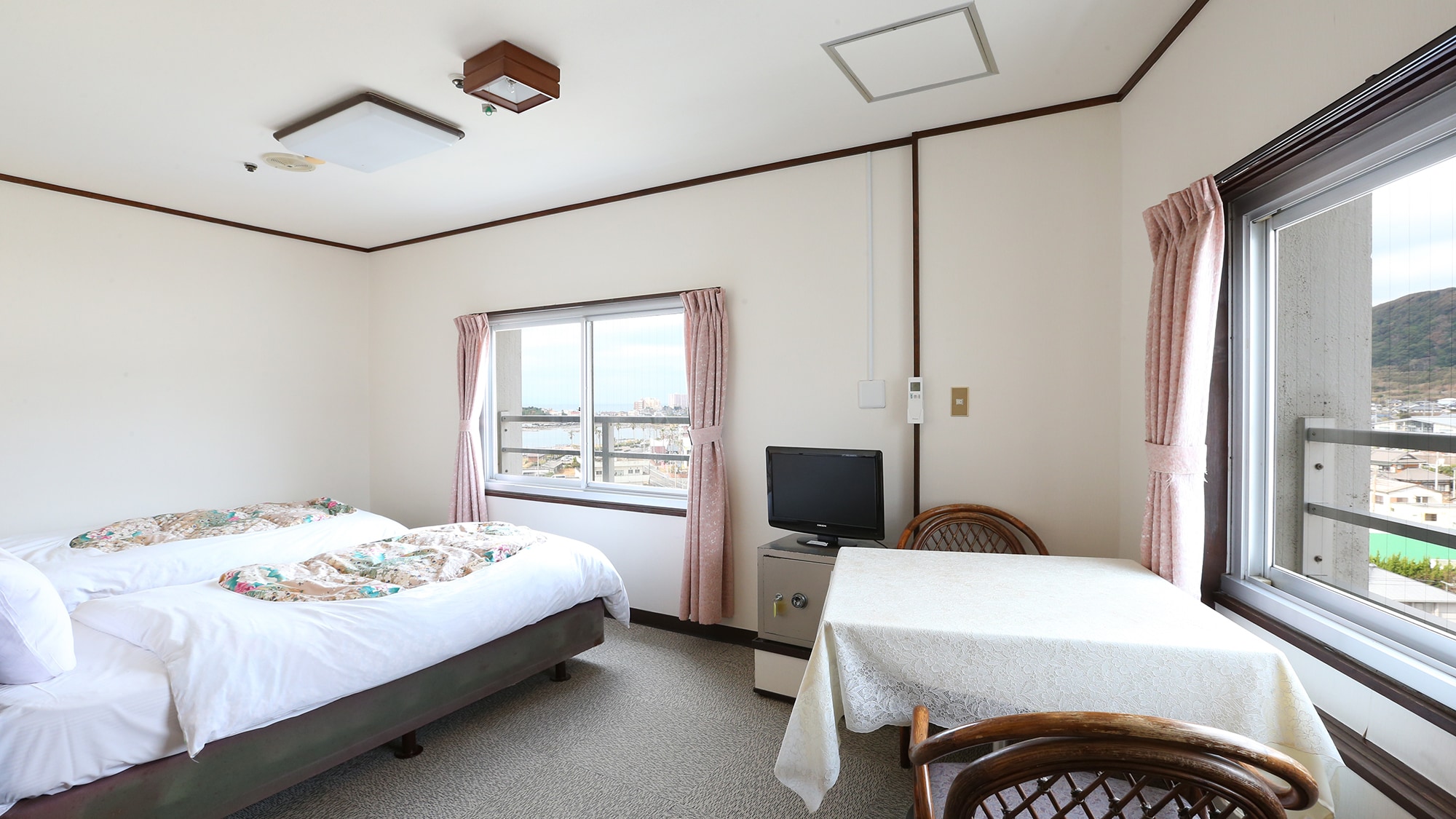 Western-style twin room facing the mountain (example)