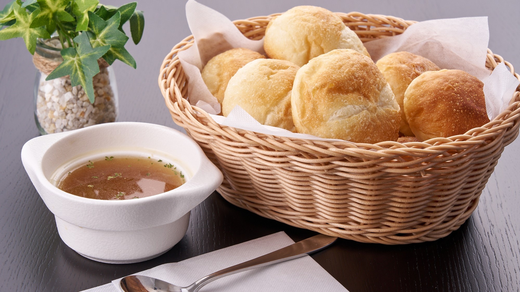 [Western breakfast buffet] Freshly baked bread