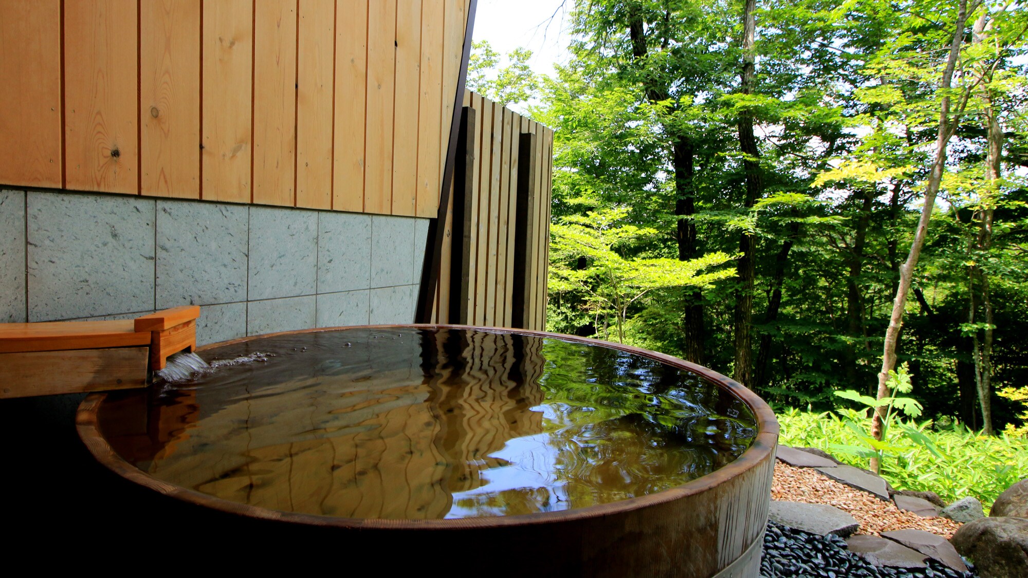 # [Nangetsu no Yu] Towada stone indoor bath and Koya-maki open-air bath