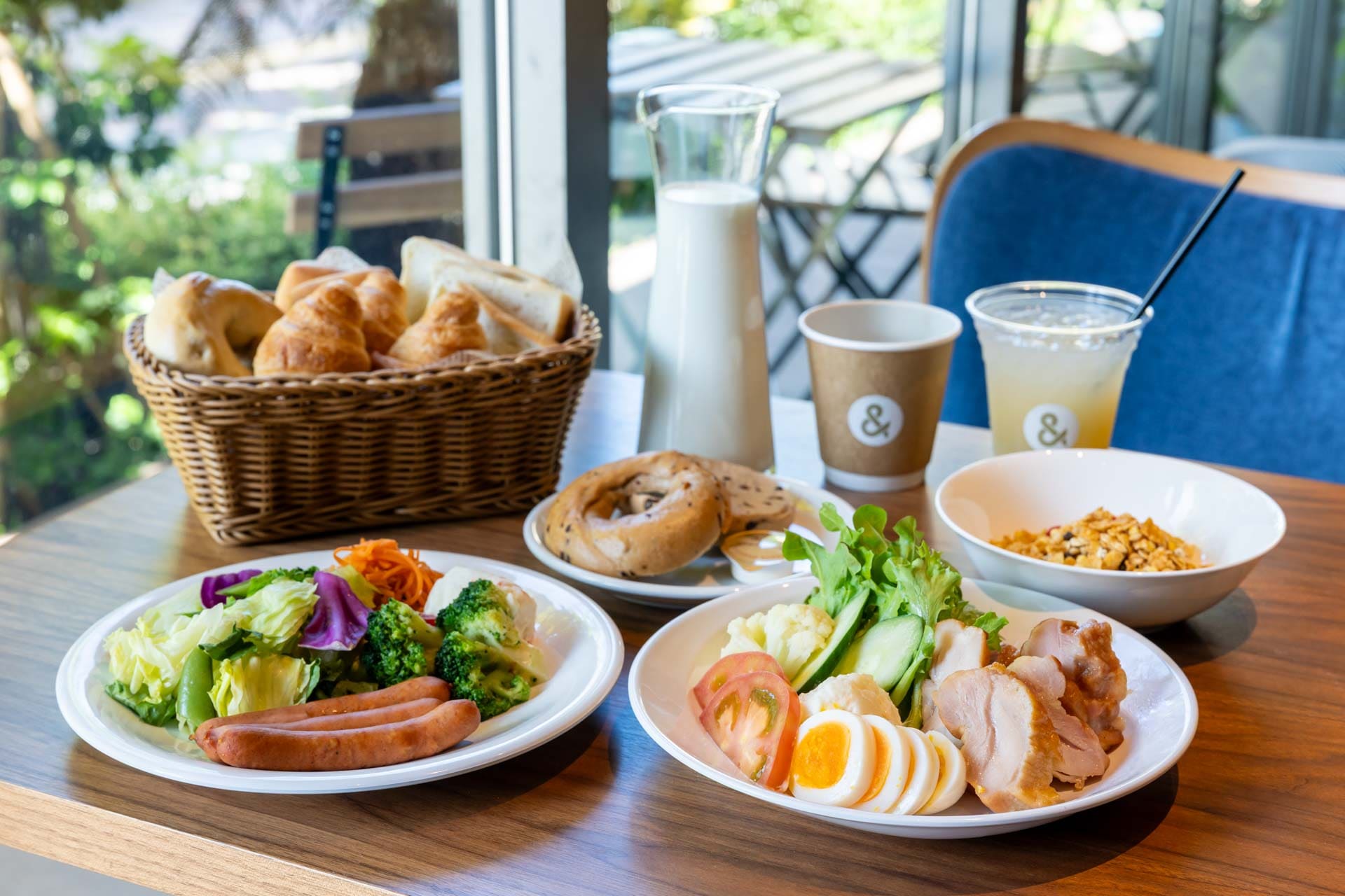 [Breakfast included plan] Breakfast is available at &Here Cafe on the 1st floor.