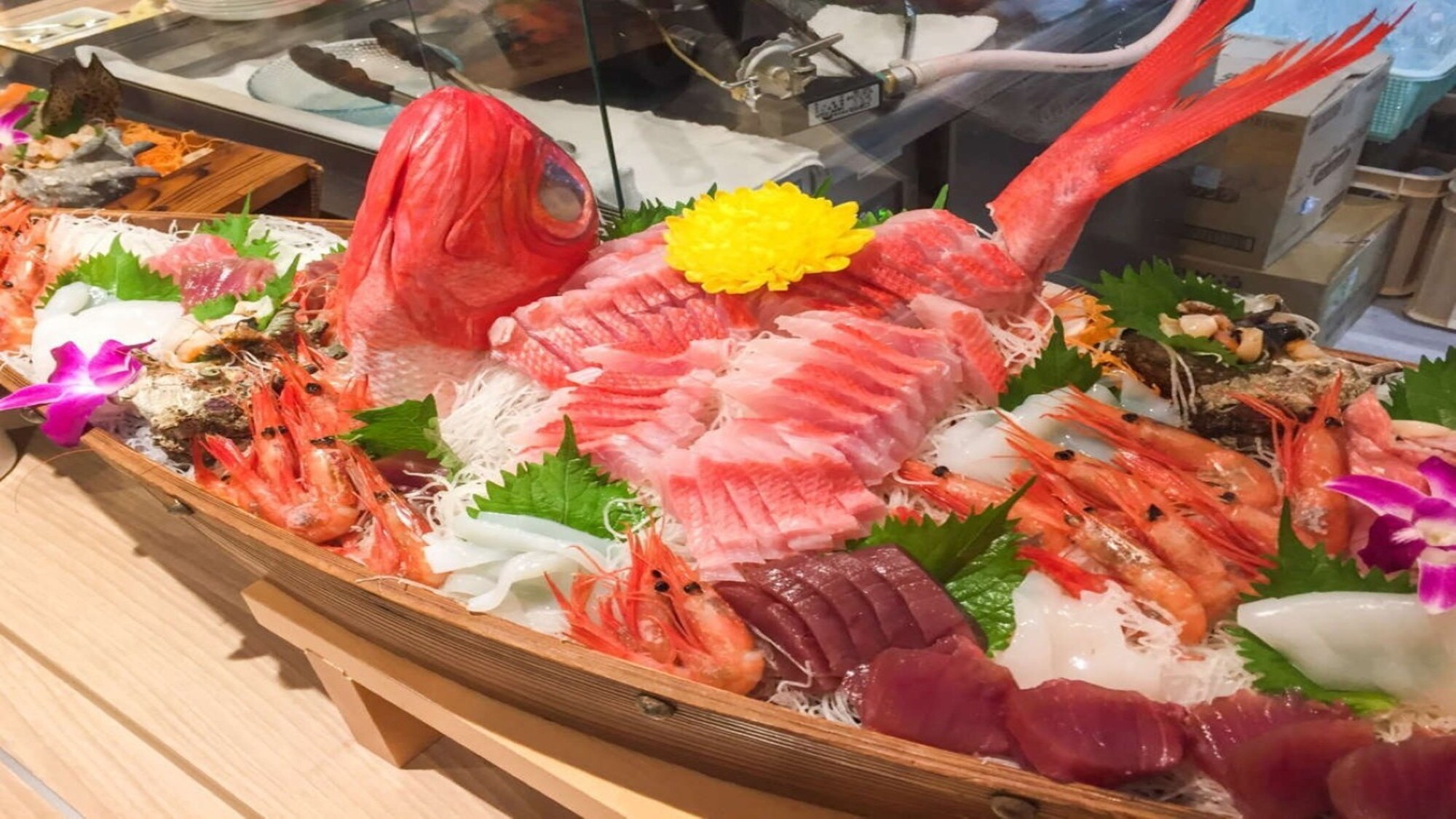 【晚餐自助餐】每日提供金眼鯛等當季當地魚類的船形拼盤！