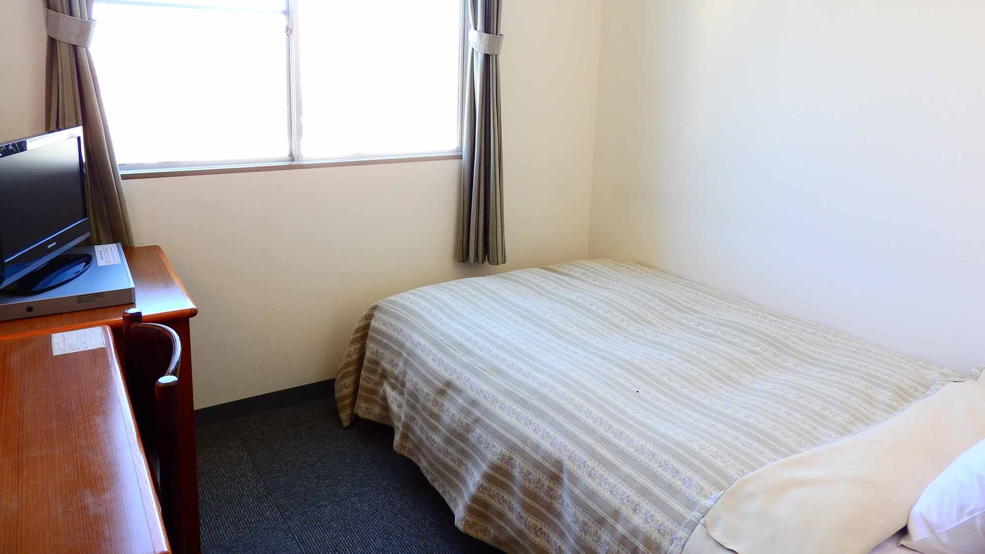 *Single room (with bathroom and toilet): Approx. 11 square meters. Wi-Fi connection available! Smoking and non-smoking rooms available.