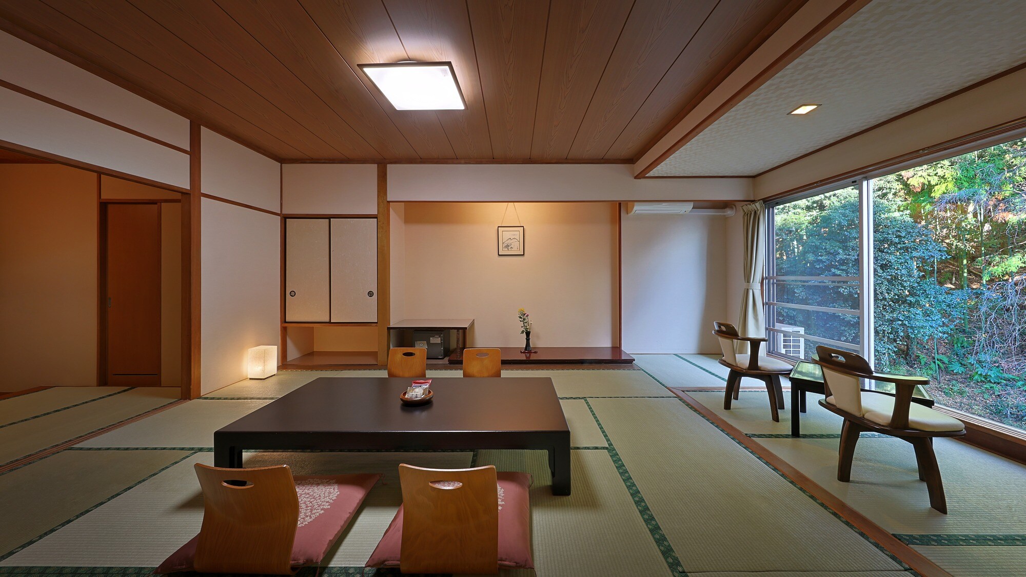 [Mountain side] Japanese-style room 10-14 tatami mats