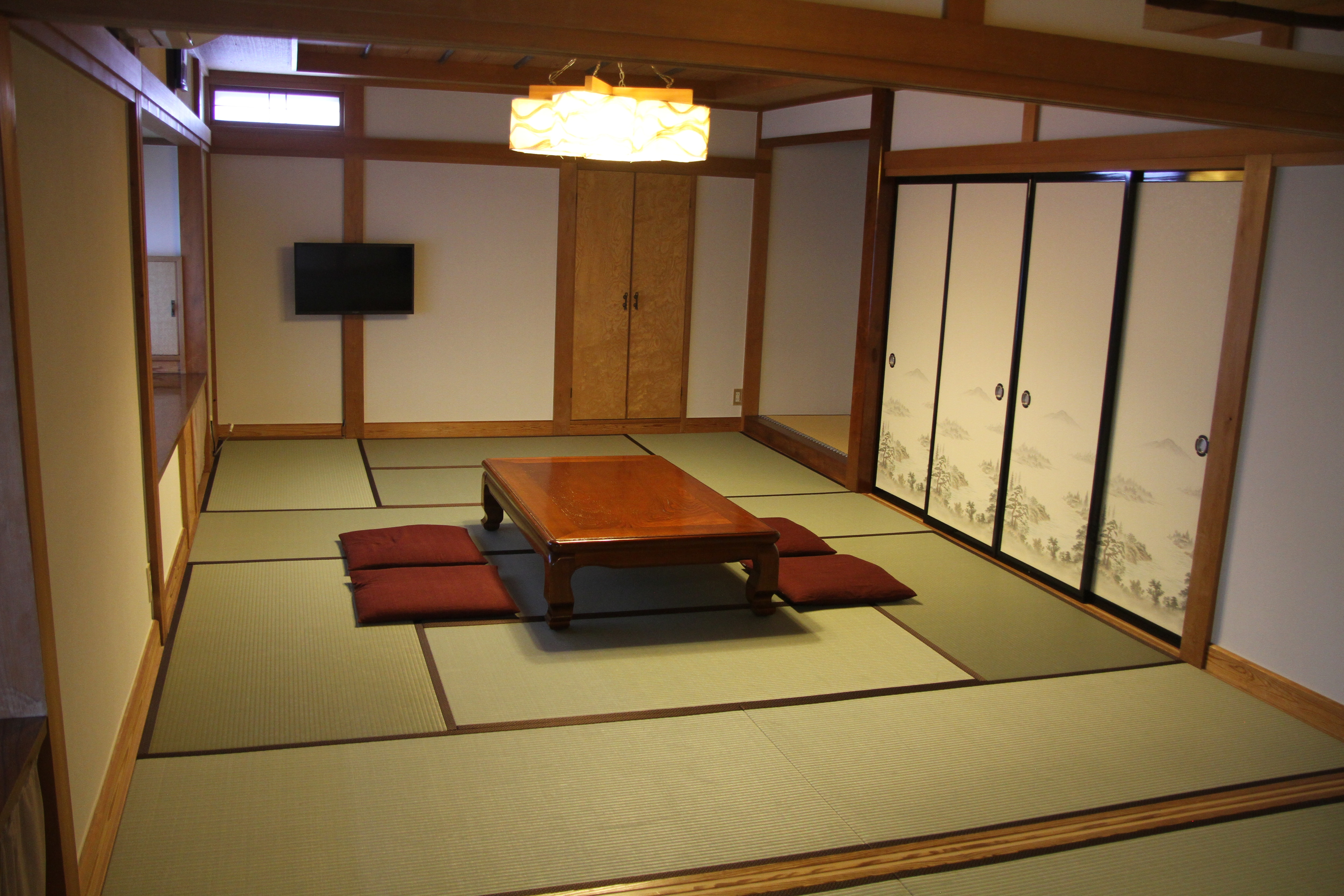 Large Japanese-style room