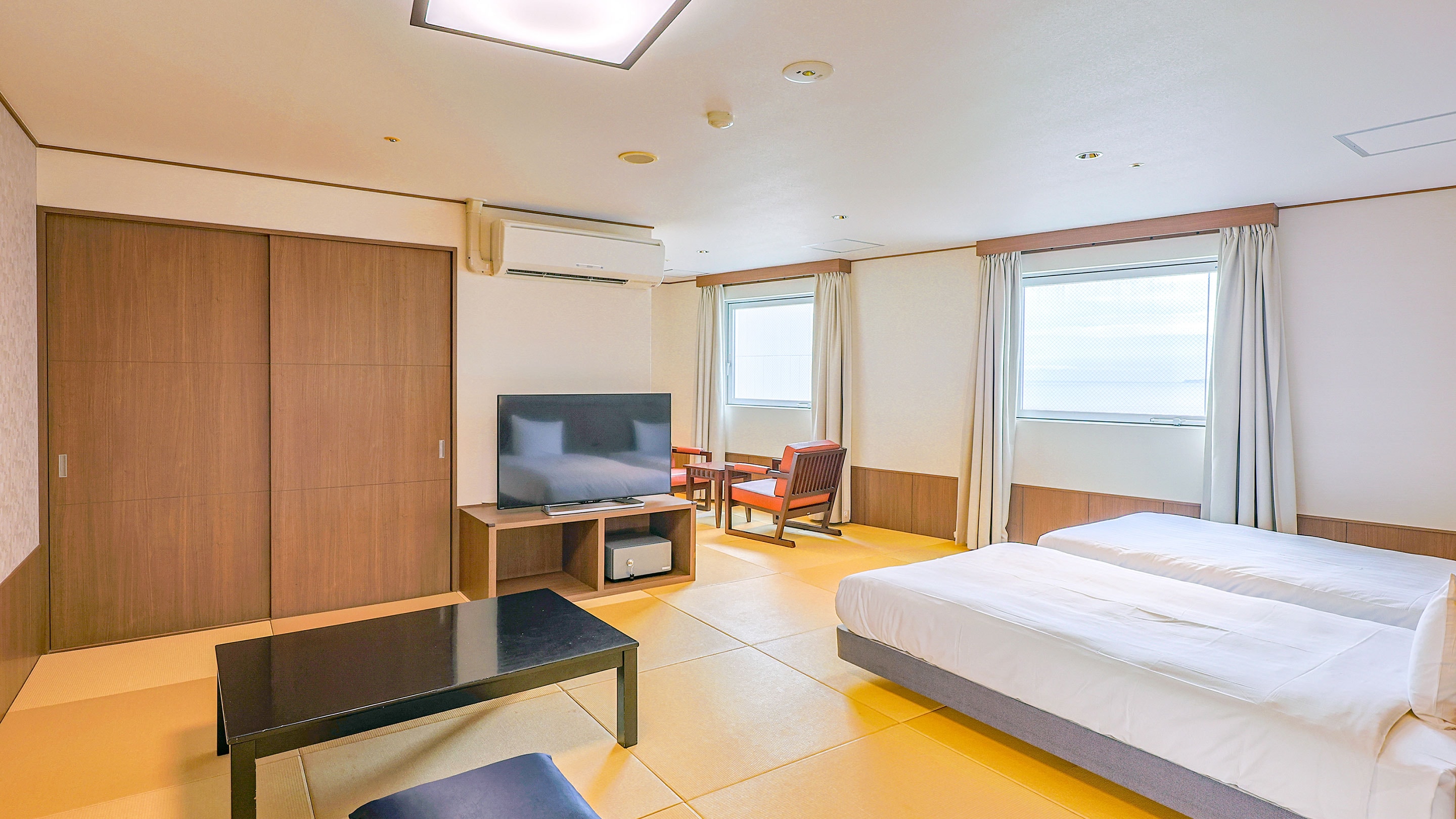 [Non-smoking] Superior Japanese-Western Twin Room, no indoor bath (city side) *Illustration