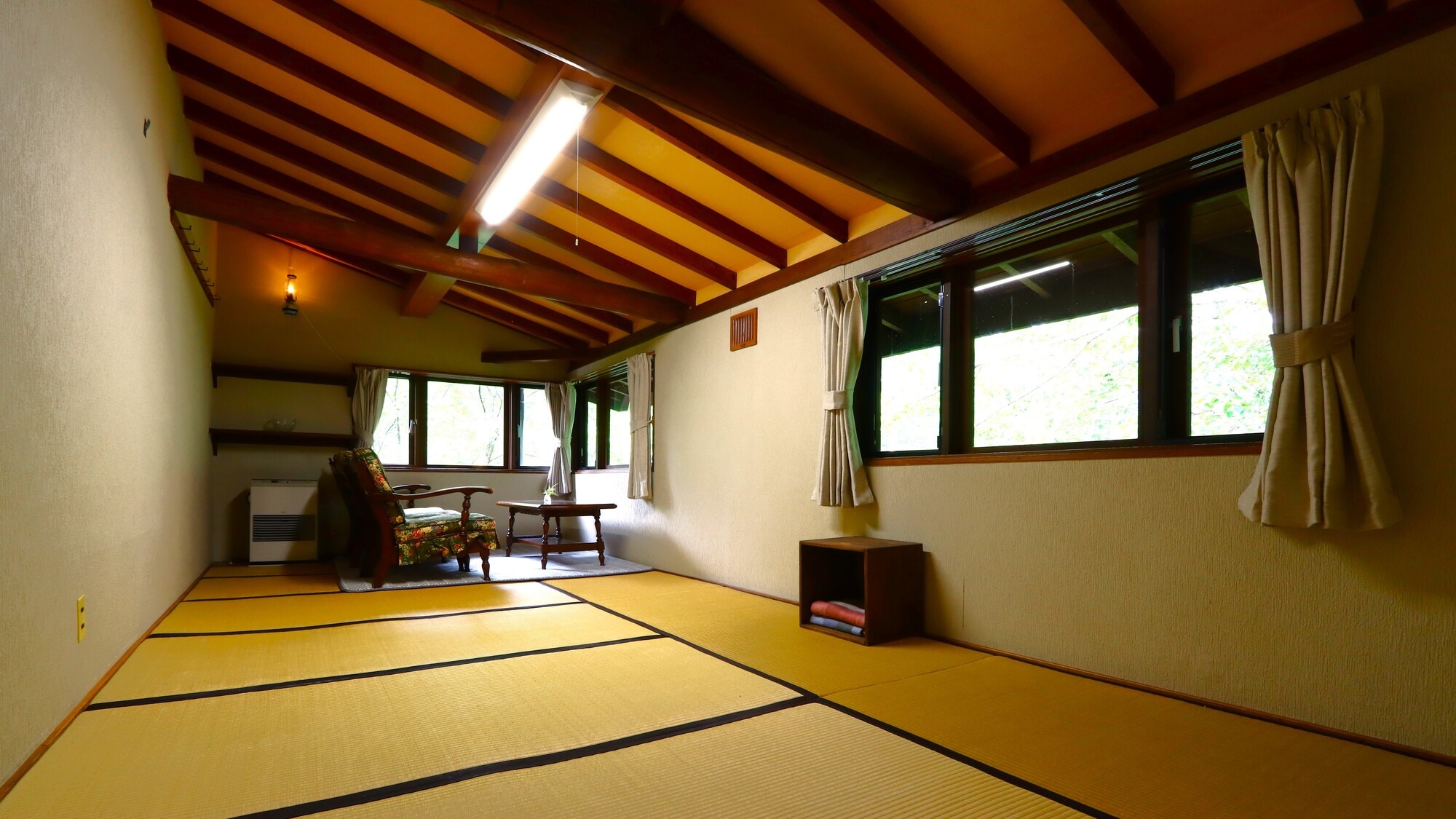 Japanese-style room 10-12 tatami mats