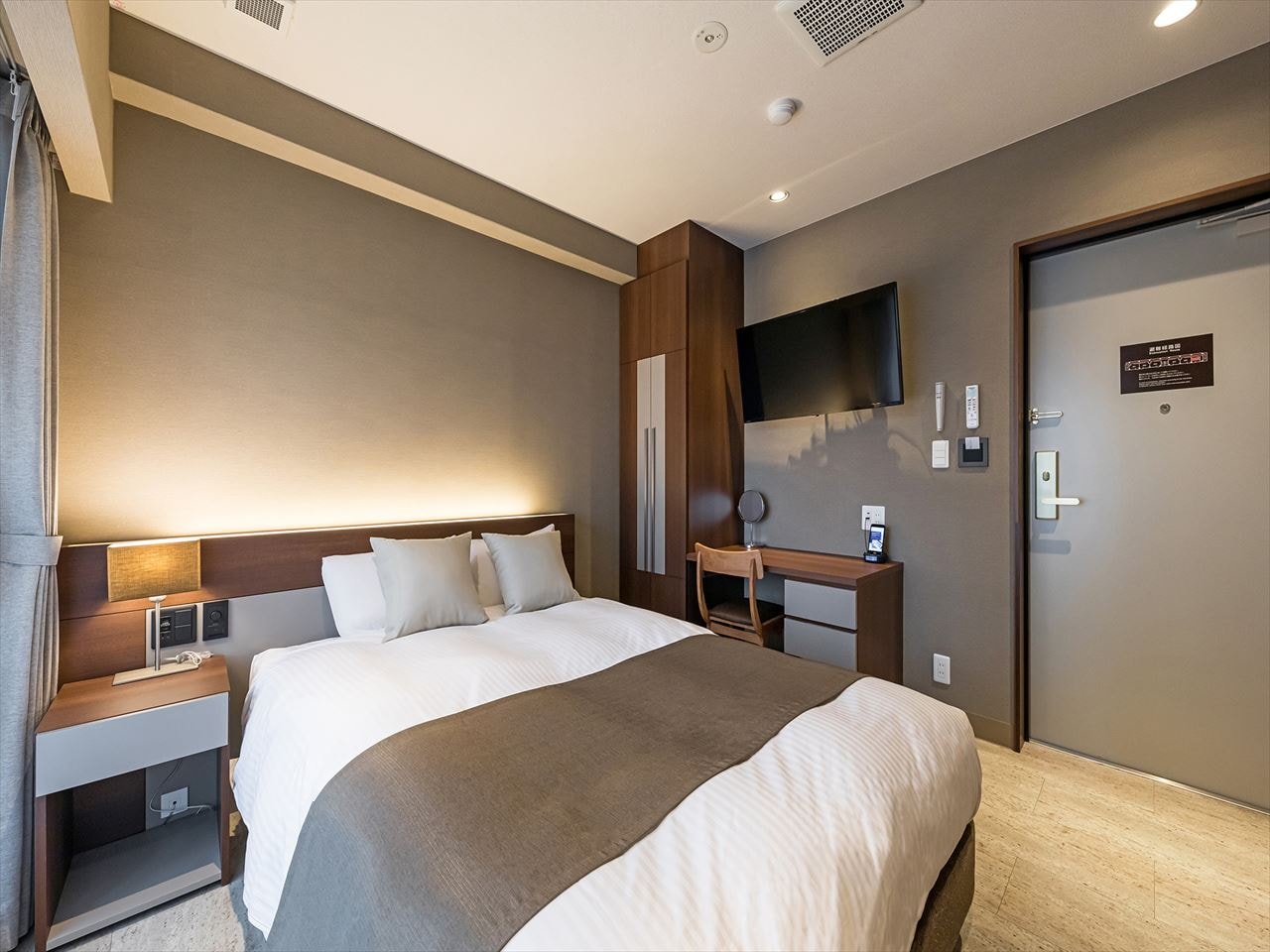 Double room Large room without a sense of life There is a microwave oven, electric kettle and refrigerator in the closet