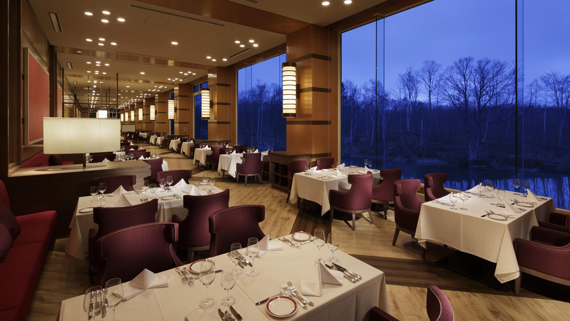 [Main dining room image] This restaurant allows you to enjoy the graceful four seasons of Onuma through the windows covering an entire wall.