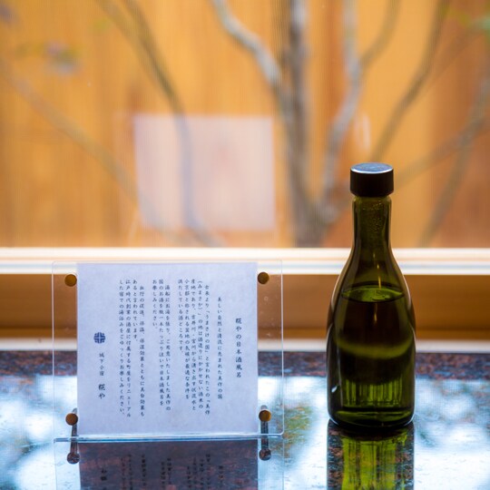 โปรดเพลิดเพลินกับการเทสาเกลงในอ่างอาบน้ำไซเปรสอย่างเต็มที่