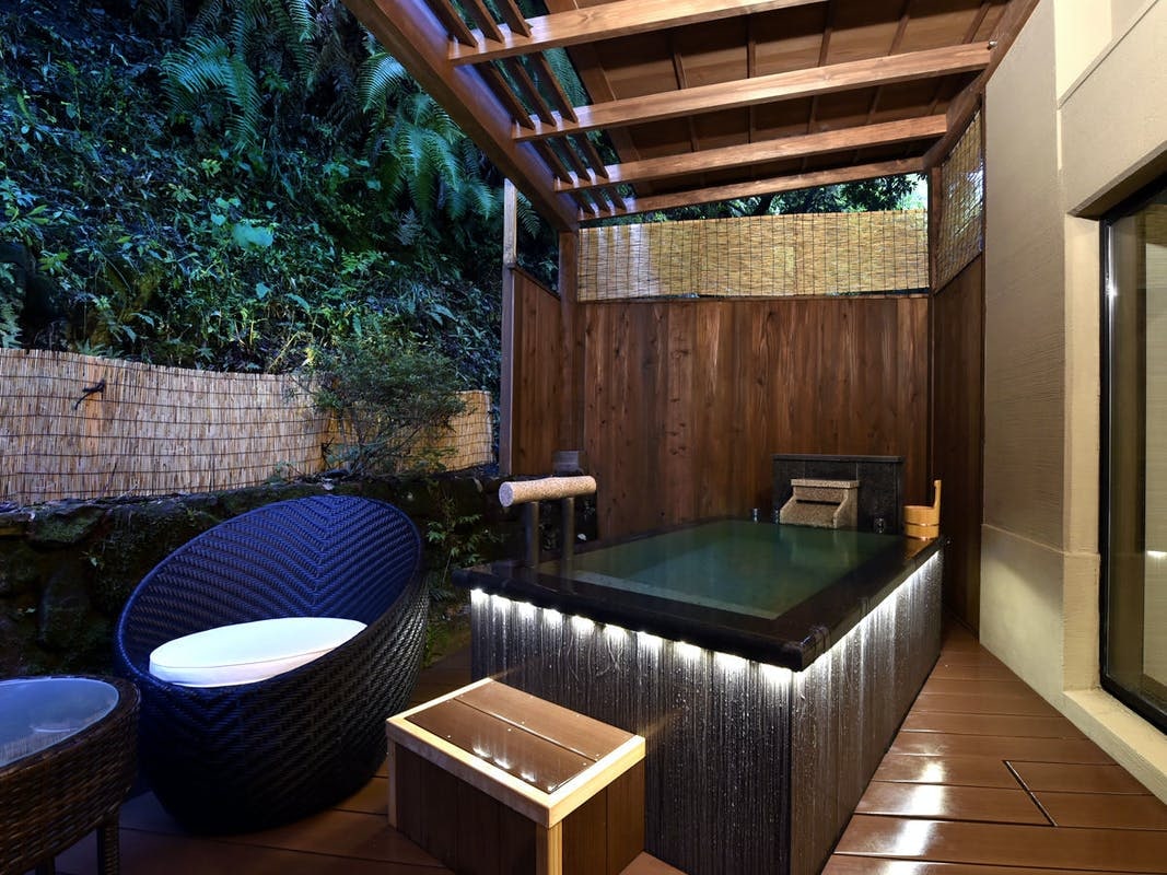 [Room with open-air bath] Mountain terrace (bedroom)