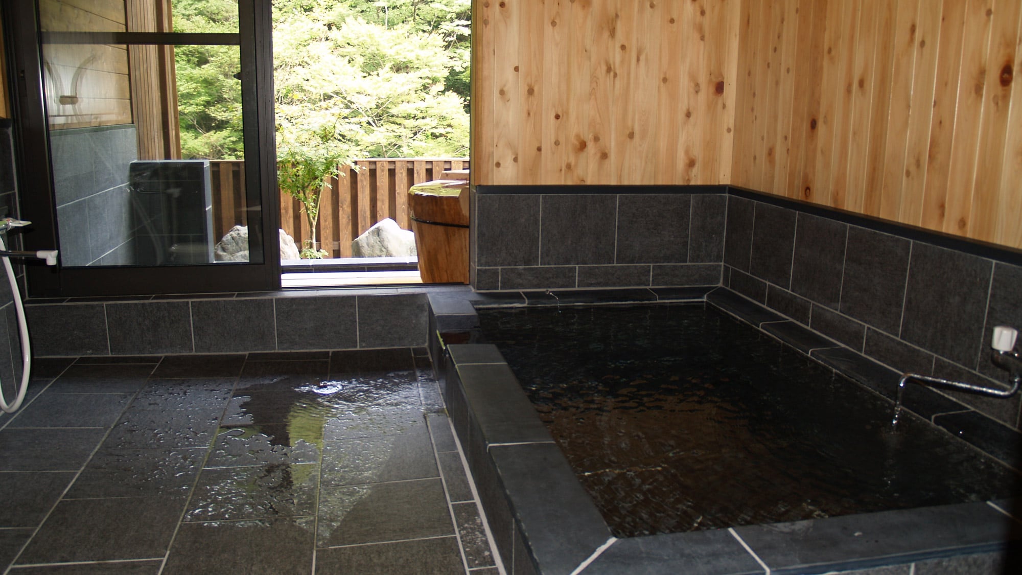 *[Indoor bath] A modern bath made with stone and porcelain tiles.