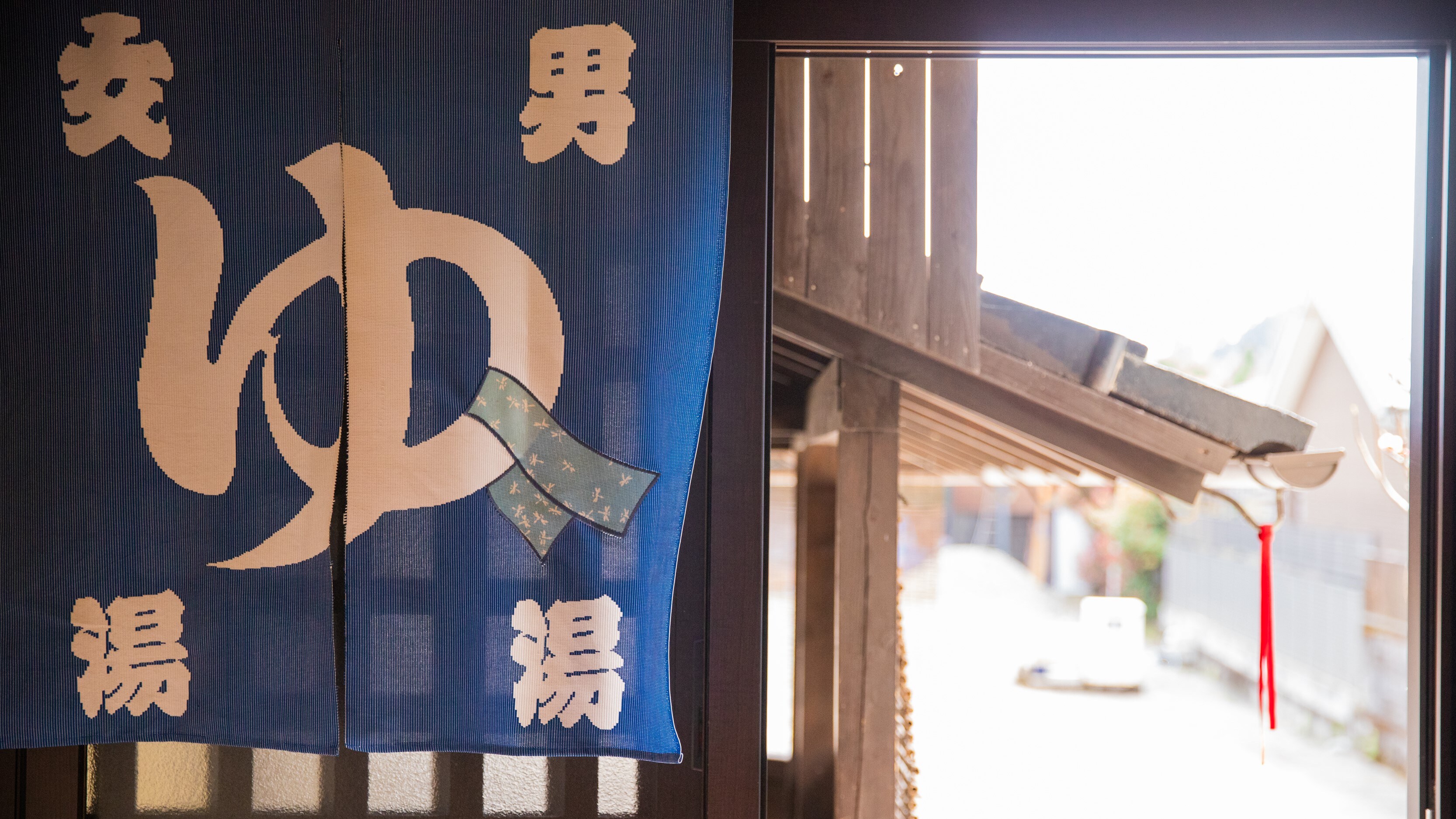 館內：通往溫泉館的道路…