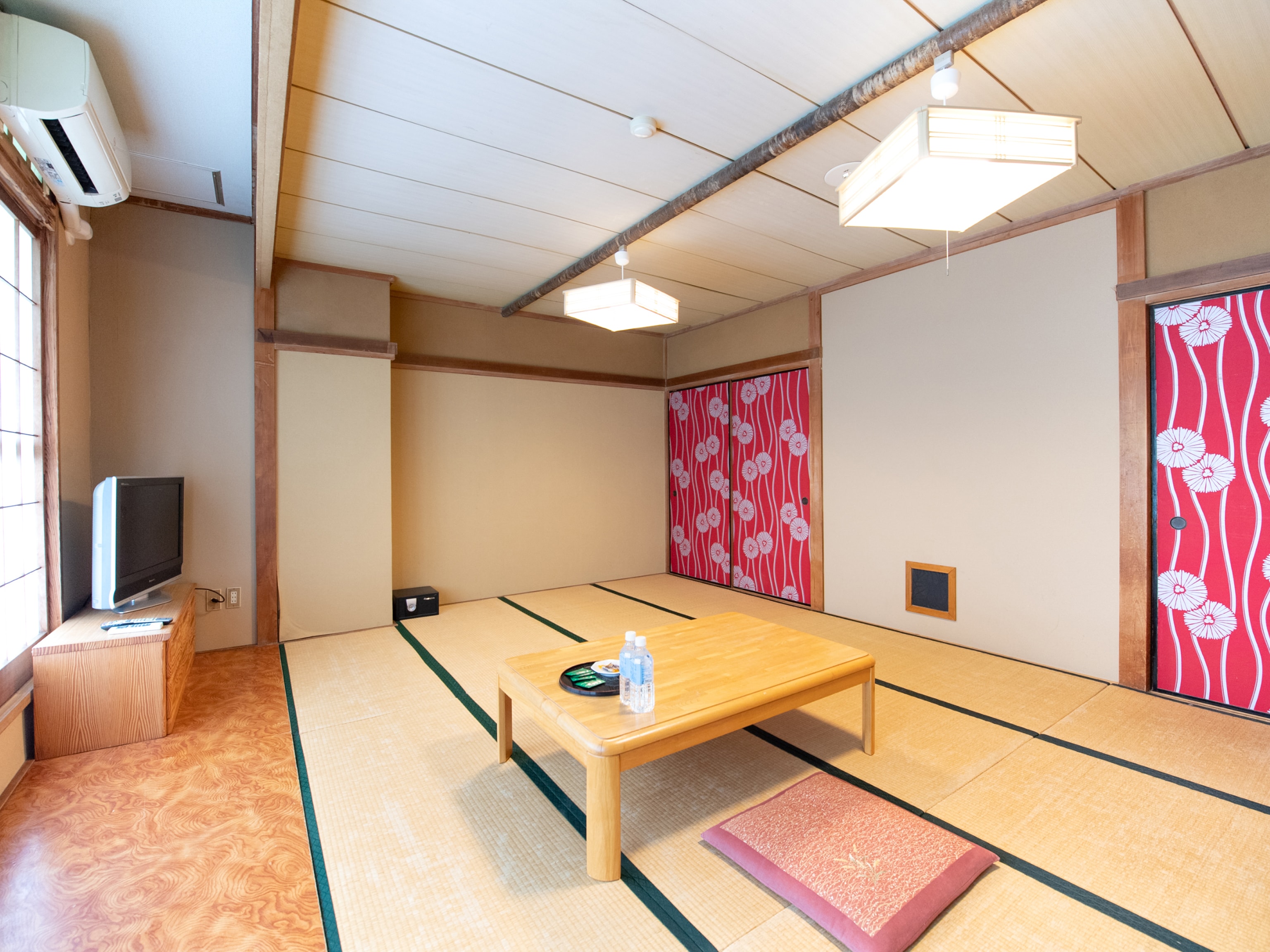 Japanese-style room 1 & minus; 3 people
