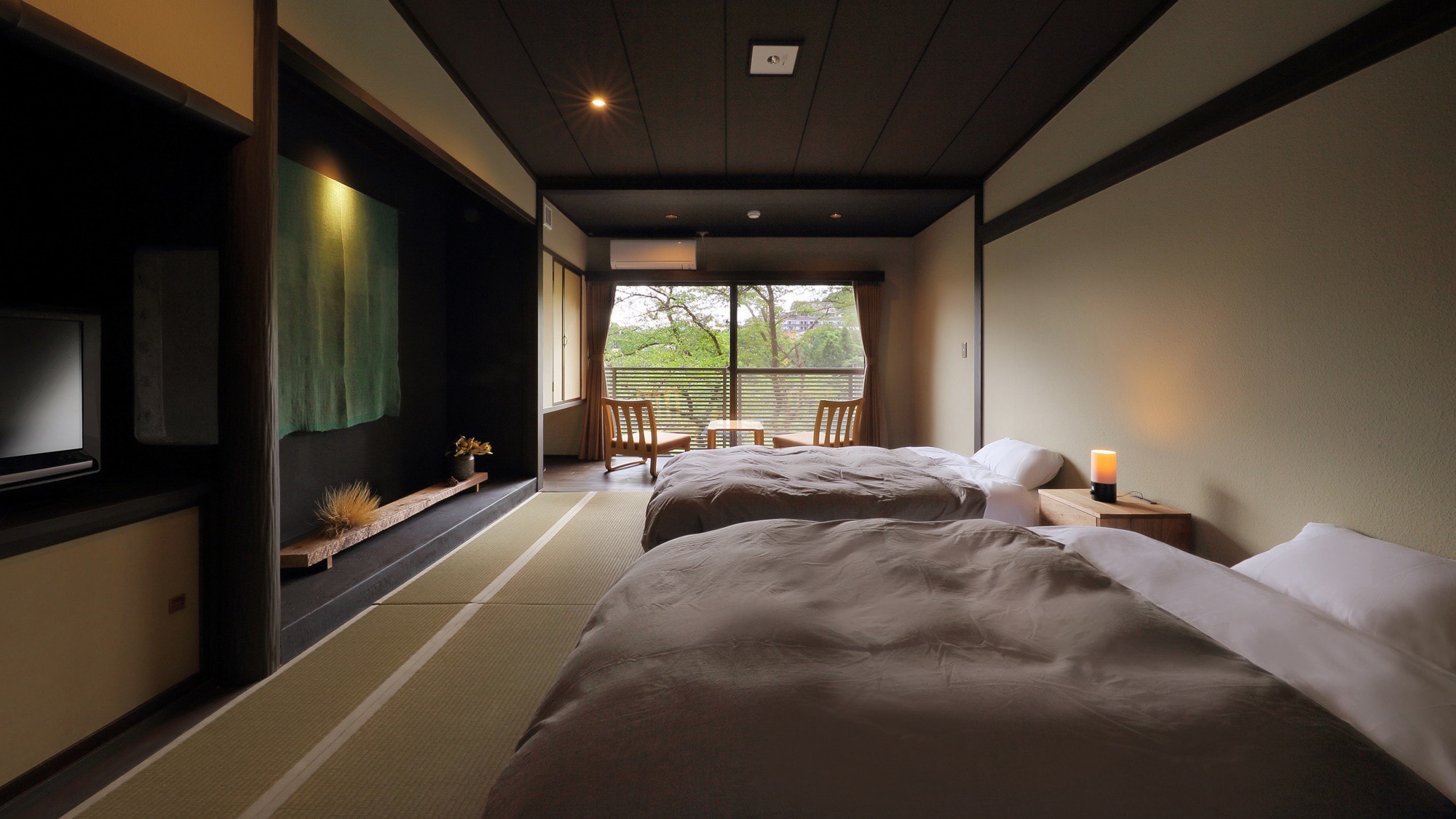 【日式房間6張榻榻米】有兩張現代的低層床和一個寬邊。只有2個房間，但建議2人入住。