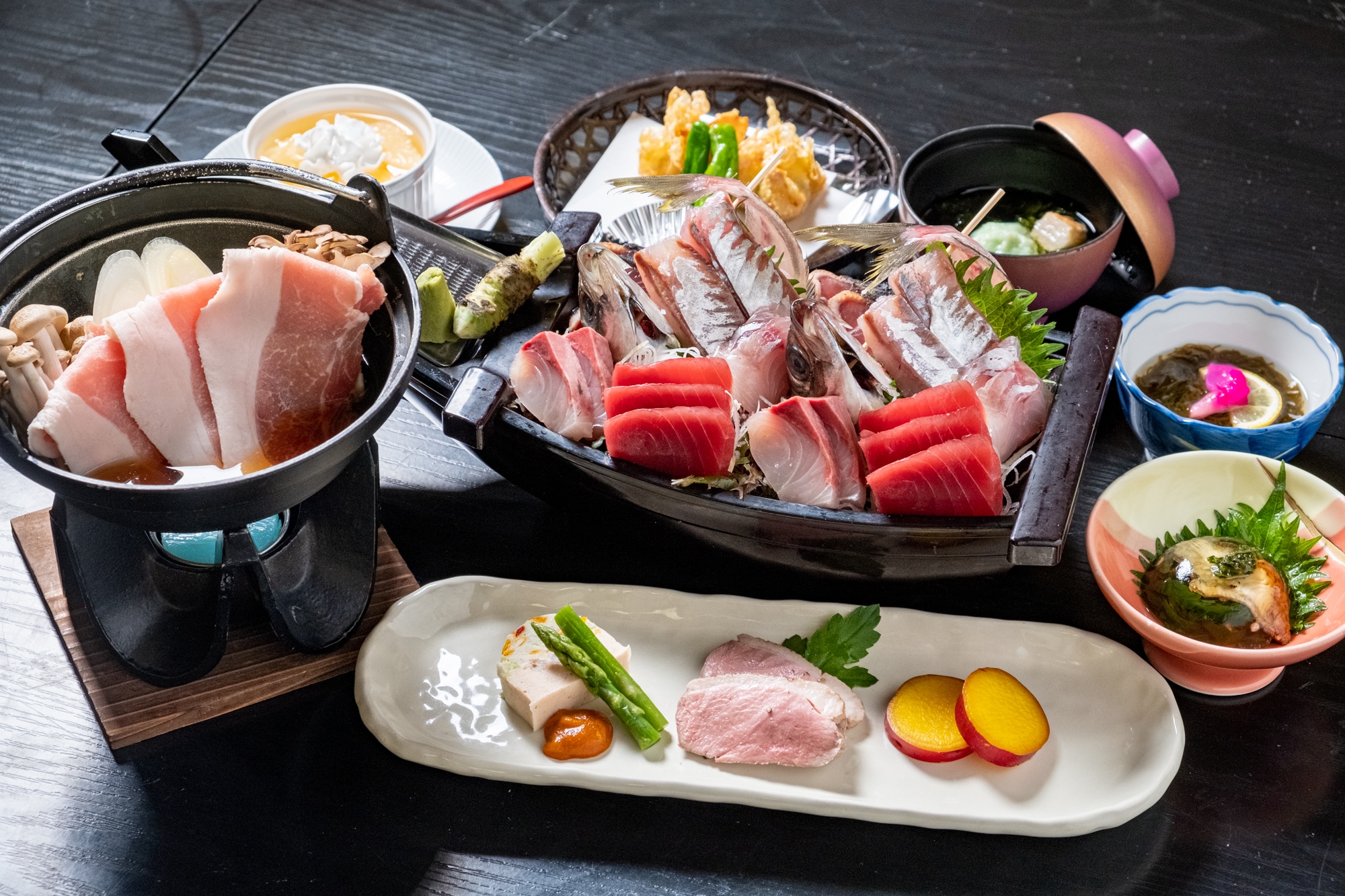 [ตัวอย่างอาหารเย็น] เมนูตามฤดูกาลรวมทั้งอาหารจานเดียวสไตล์เรือ สุกี้ยากี้ ฯลฯ