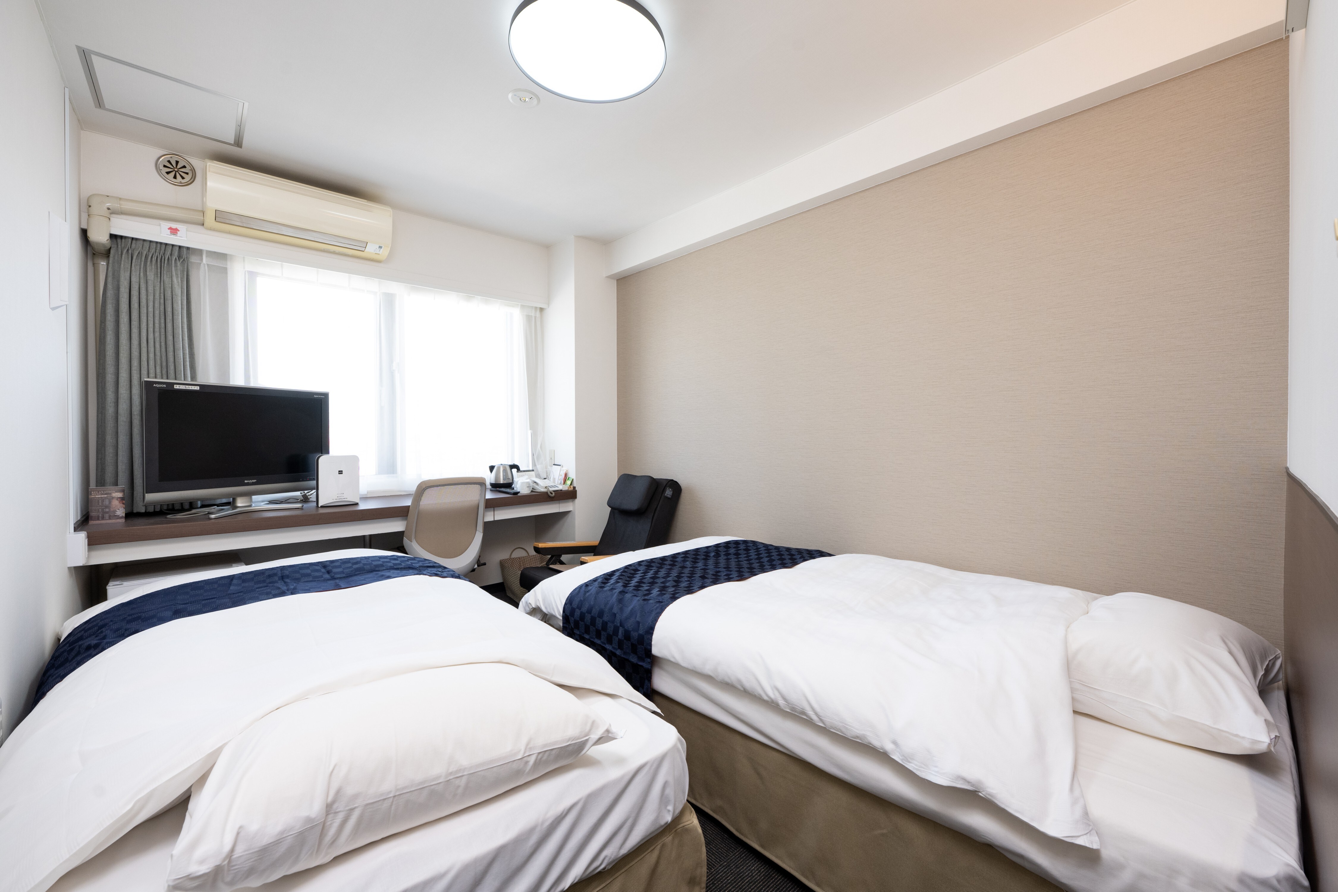 Semi-twin room