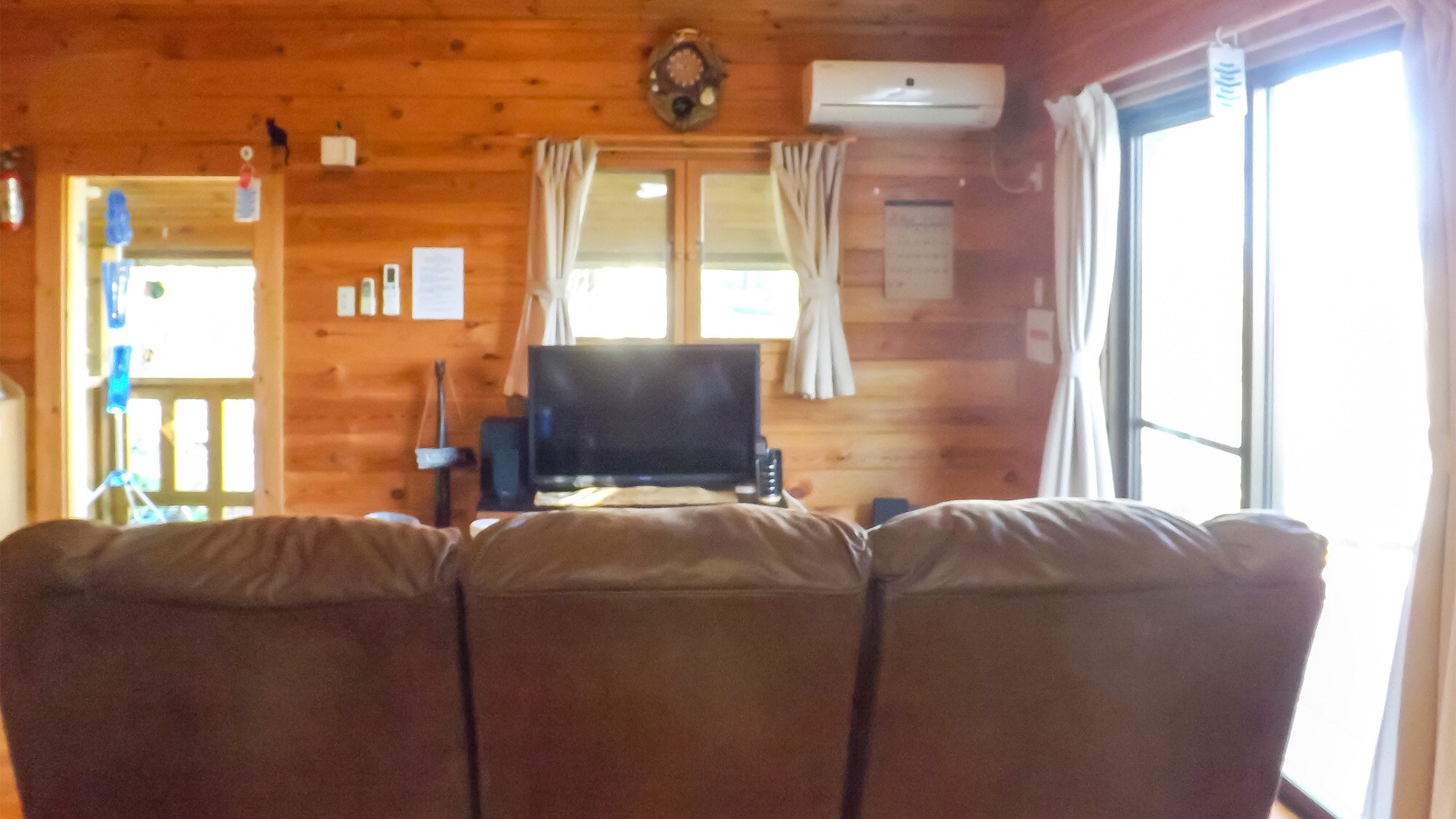 ・ It's good to watch TV or watch a movie on the living room / sofa.