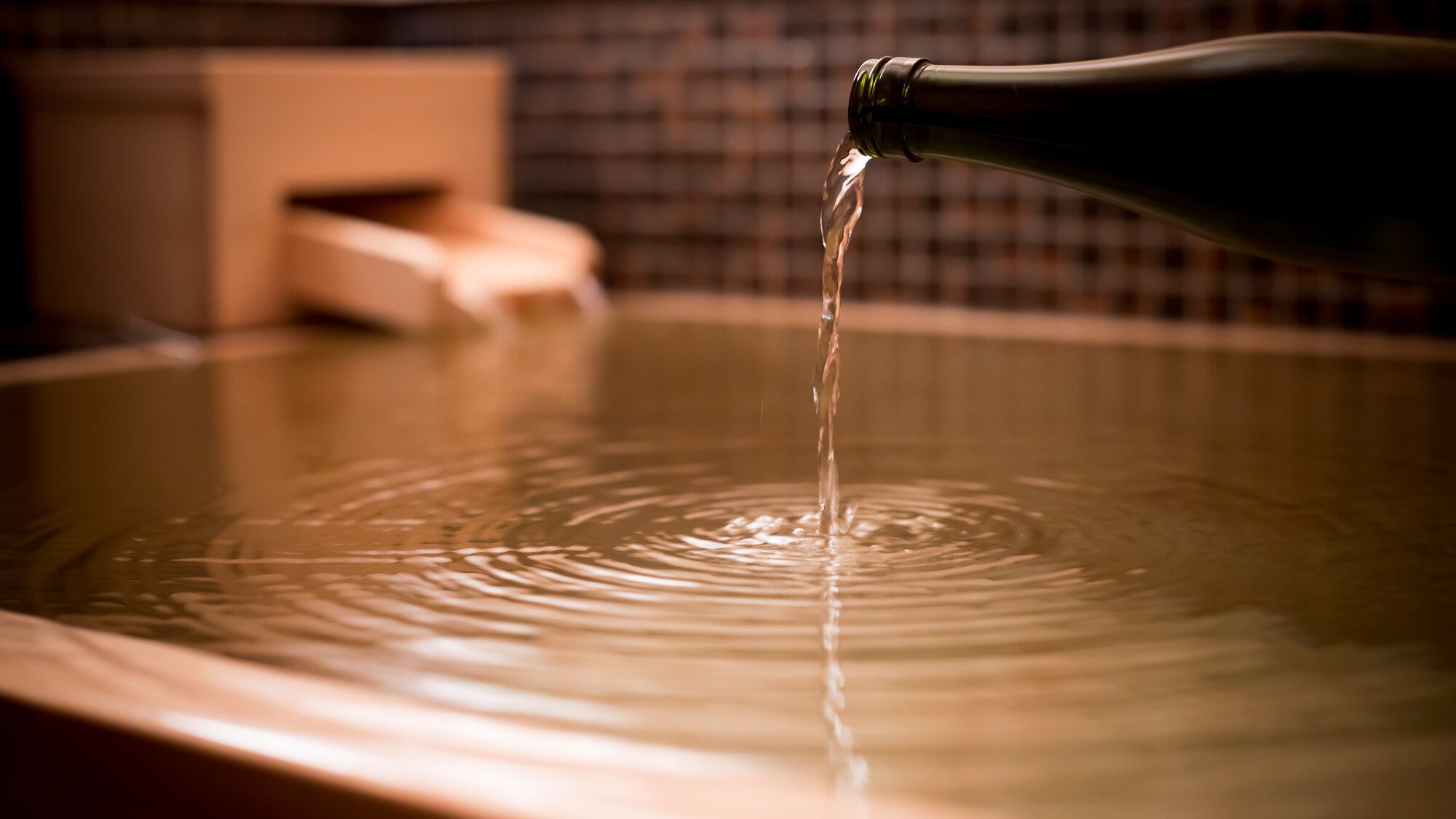 เพลิดเพลินกับการอาบน้ำสาเกโดยการเทสาเกลงในอ่างอาบน้ำในห้องของคุณ (ภาพ)