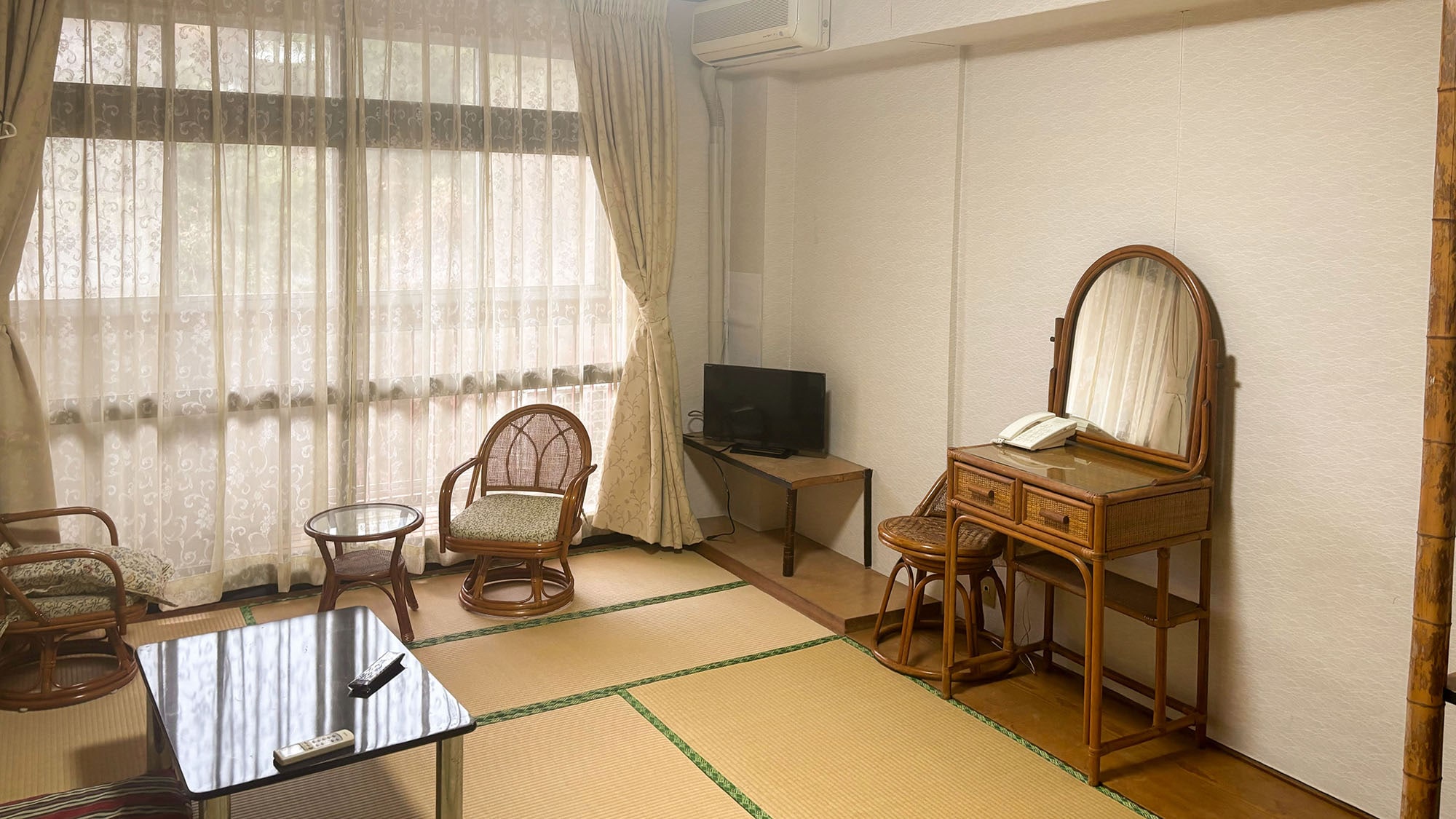 ・[Japanese-style room 7.5 tatami mats (simple Western style) / 305] It is tatami, so it is safe for families with small children.