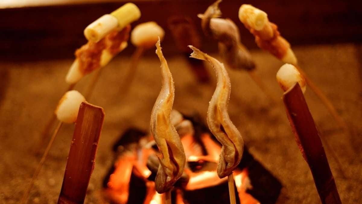 Grill trout, one-sho spatula, bandai mochi, and more over the hearth.