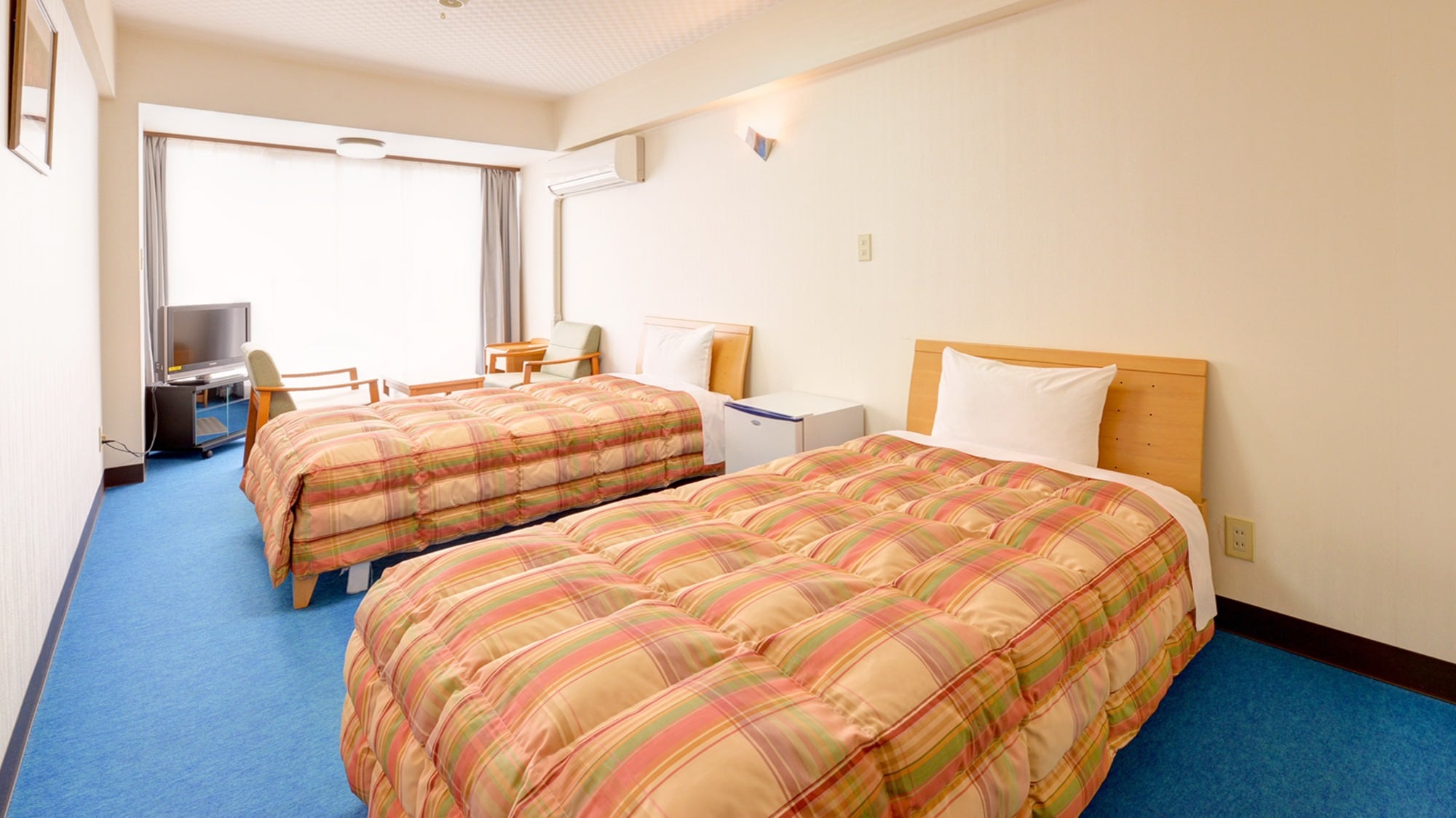 *Twin (example of guest room)/Enjoy a good night's sleep in a clean and well-furnished bedroom.