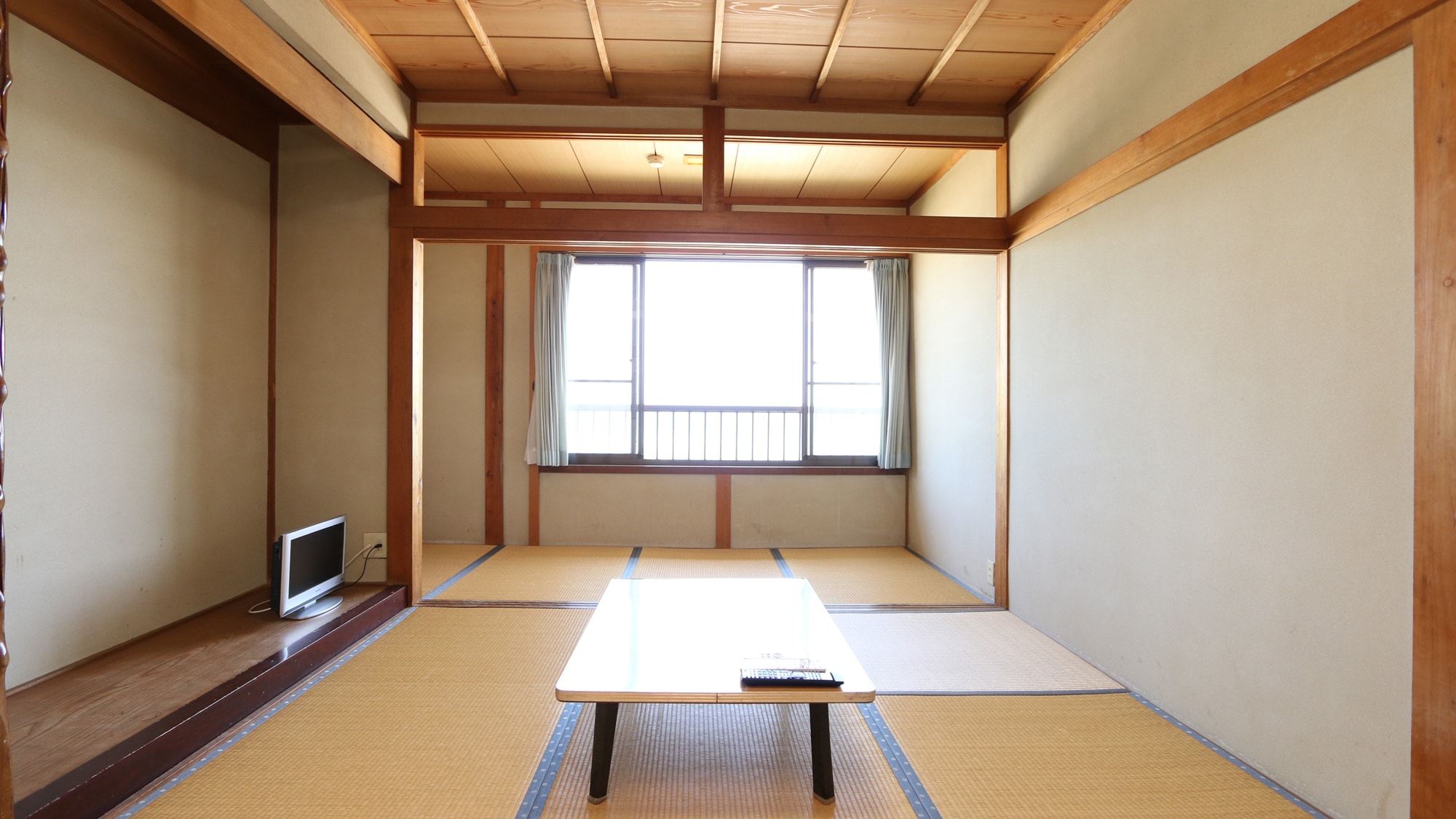 Relaxing Japanese-style room with ocean view. The sea spreads out before your eyes.
