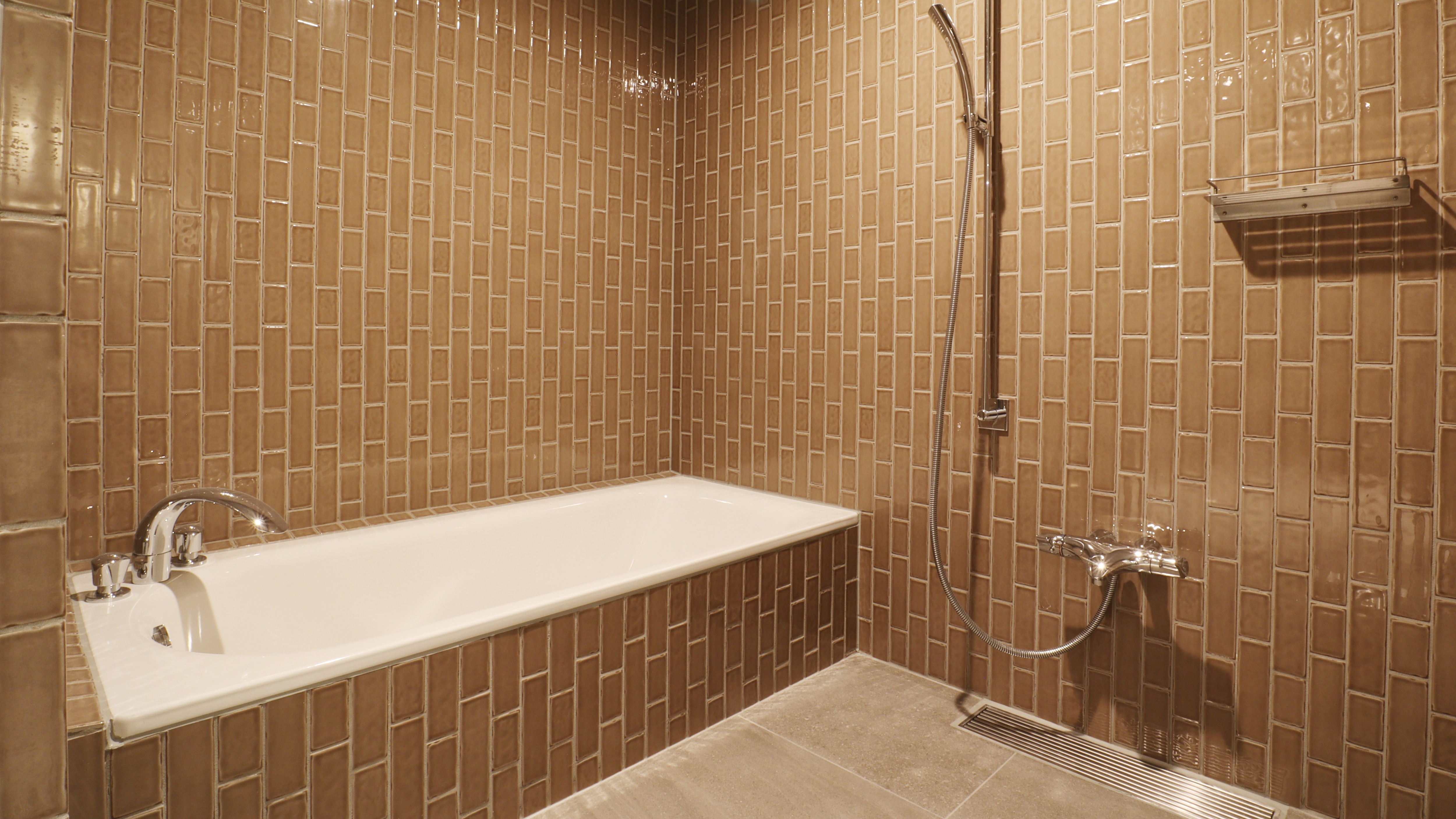 [Executive Twin] Stylish tiled large bathtub