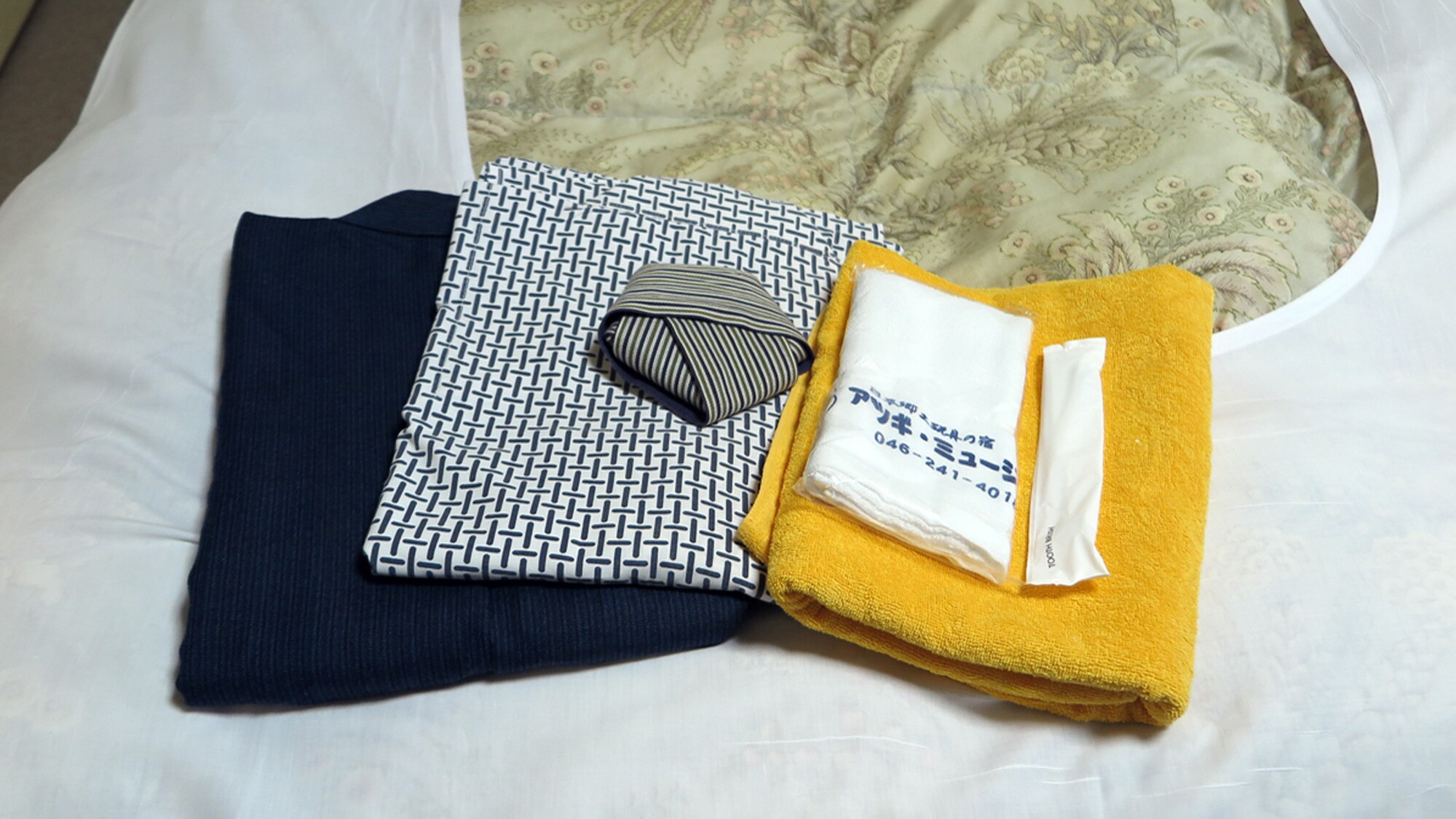 * Example of Western-style room (amenity) Yukata, bath towel, face towel, toothpaste set are available